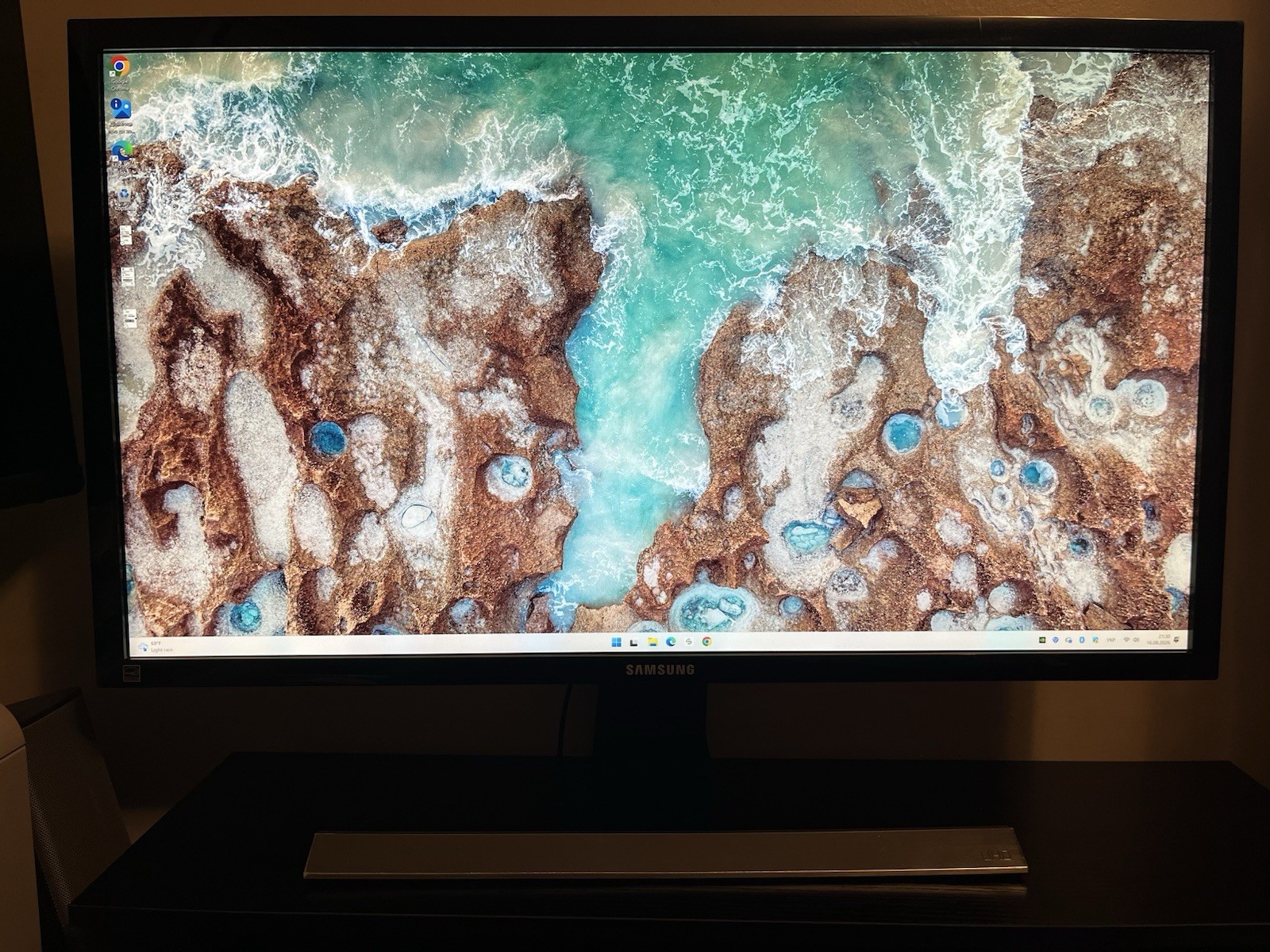 Samsung U28E590D 28-inch 4K UHD LED LCD with Stand and AC Adapter