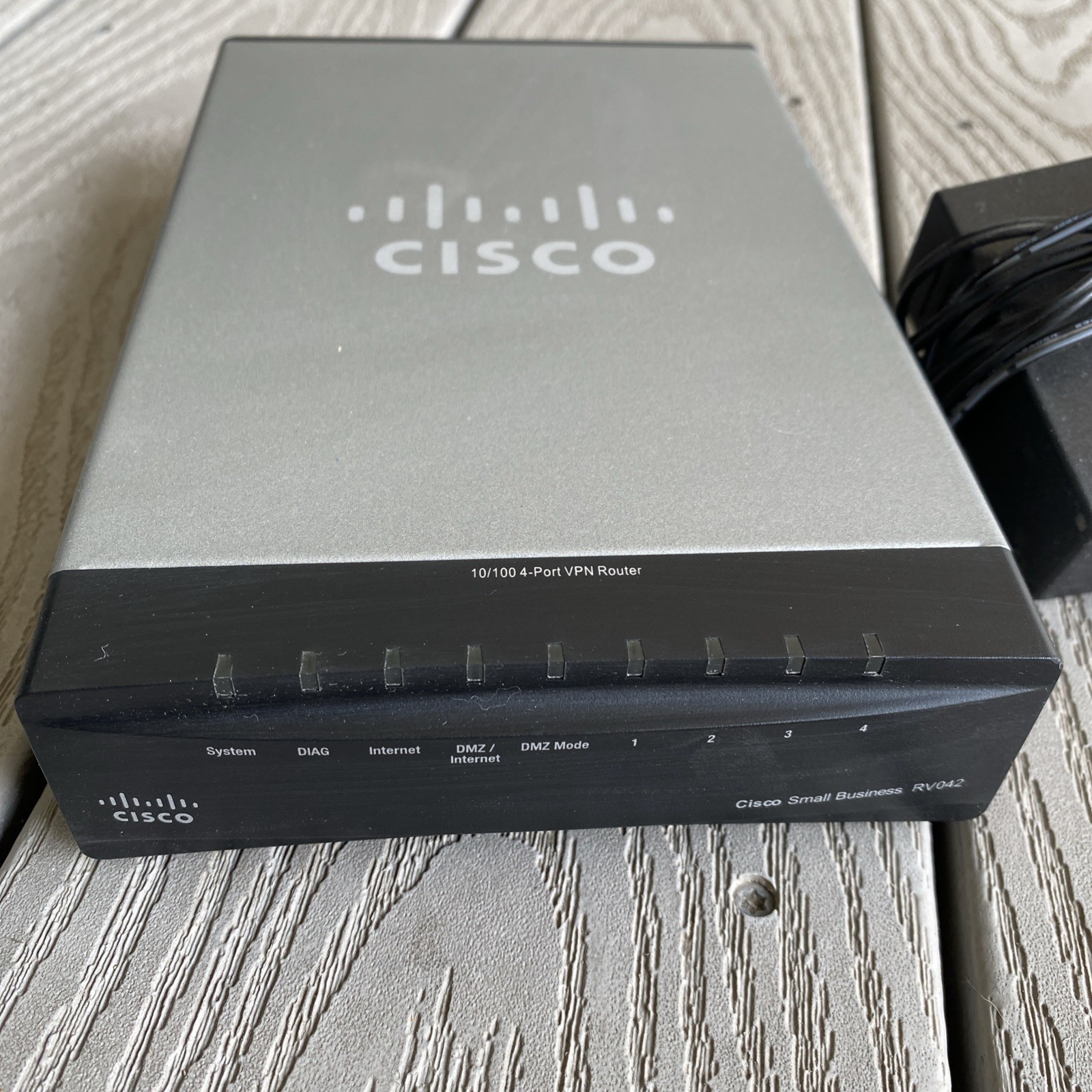 Cisco RV042 4-Port Dual WAN VPN Router w/ OEM Power Adapter Tested Powers On