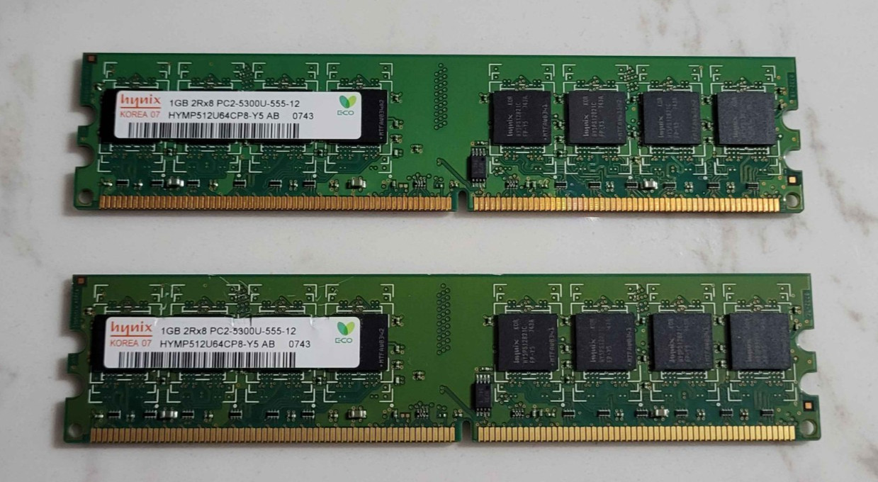 2x Hynix 1GB DDR2 PC2-5300U DDR2-667 240-Pin Desktop RAM HYMP512U64CP8