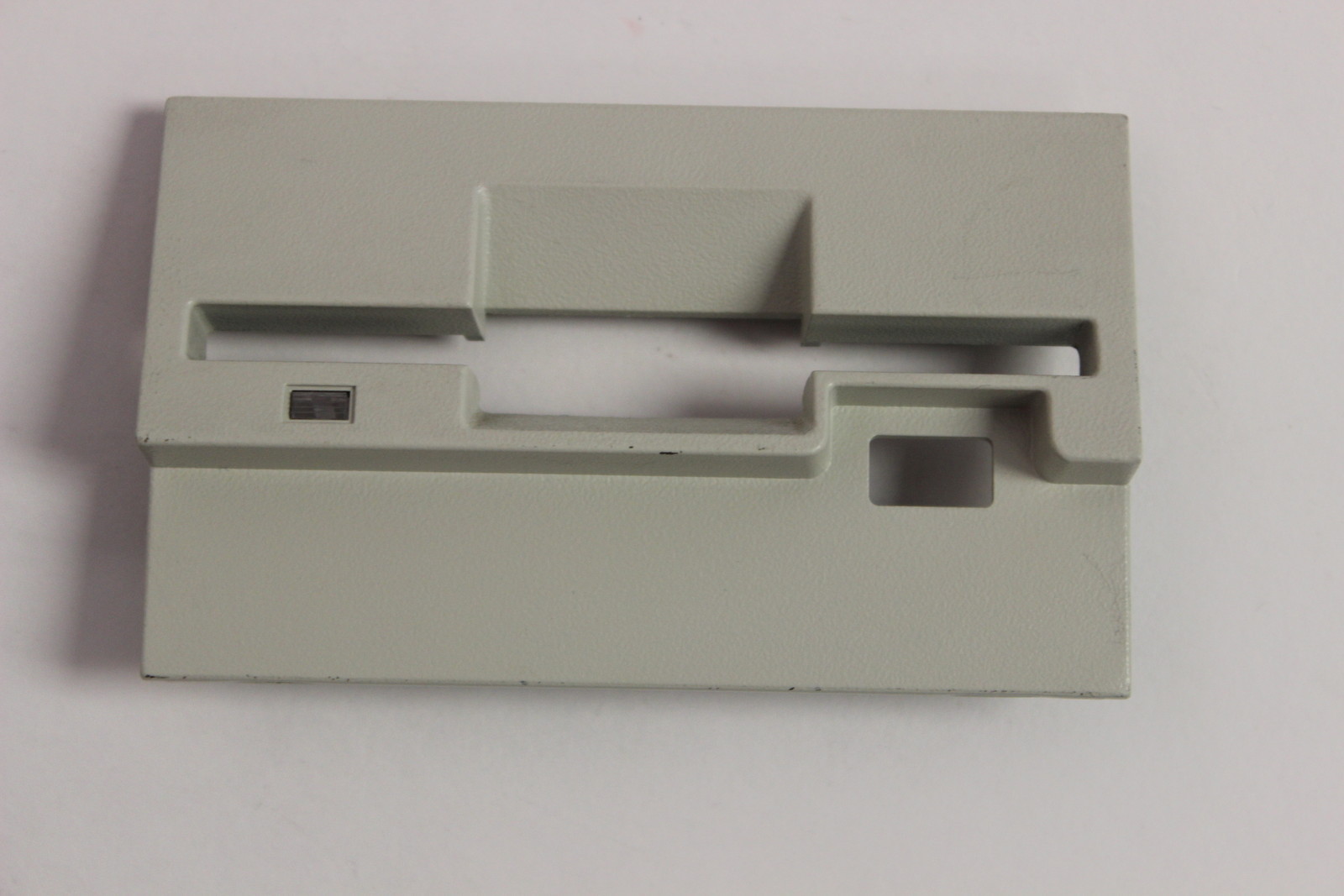 IBM 15F7534 PS/2 8550 8550Z 8570 DISKETTE DRIVE  BEZEL SMALL BUTTON FLOPPY DRIVE