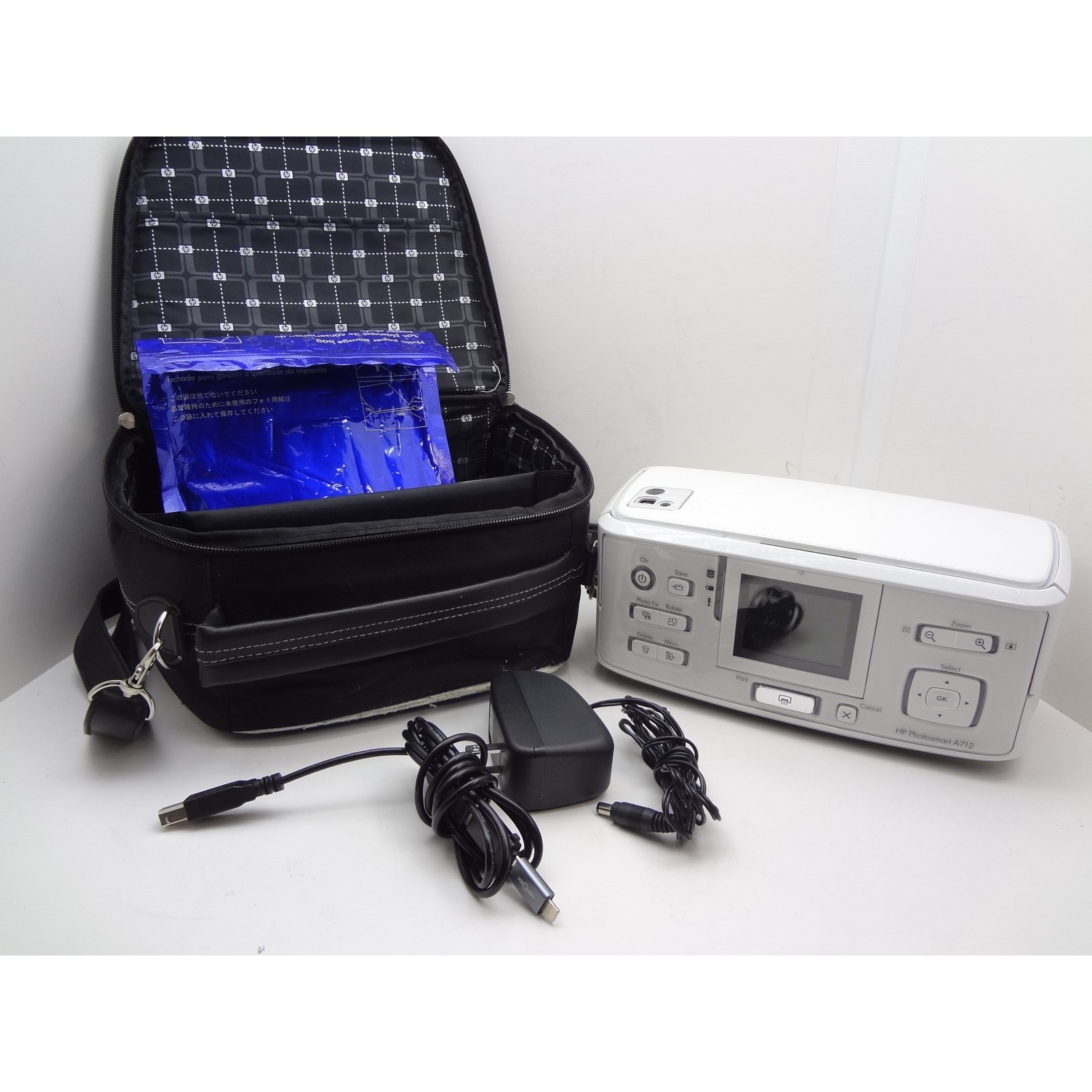 HP Photosmart A712 Compact Photo Printer Q7103A White Bundle with Case
