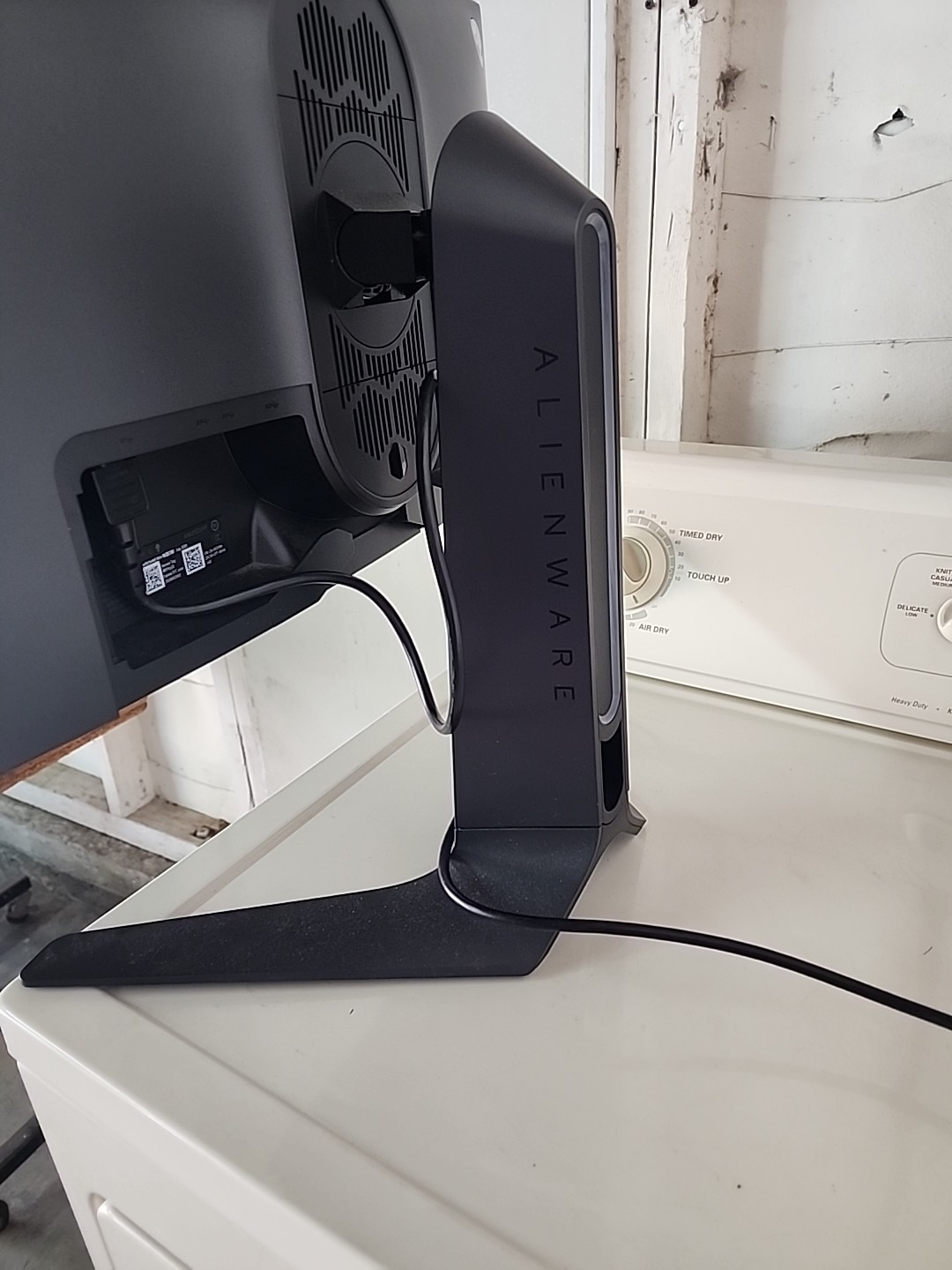 Alienware model  AW2521HF turns on  But the problem is the screen it's broken...
