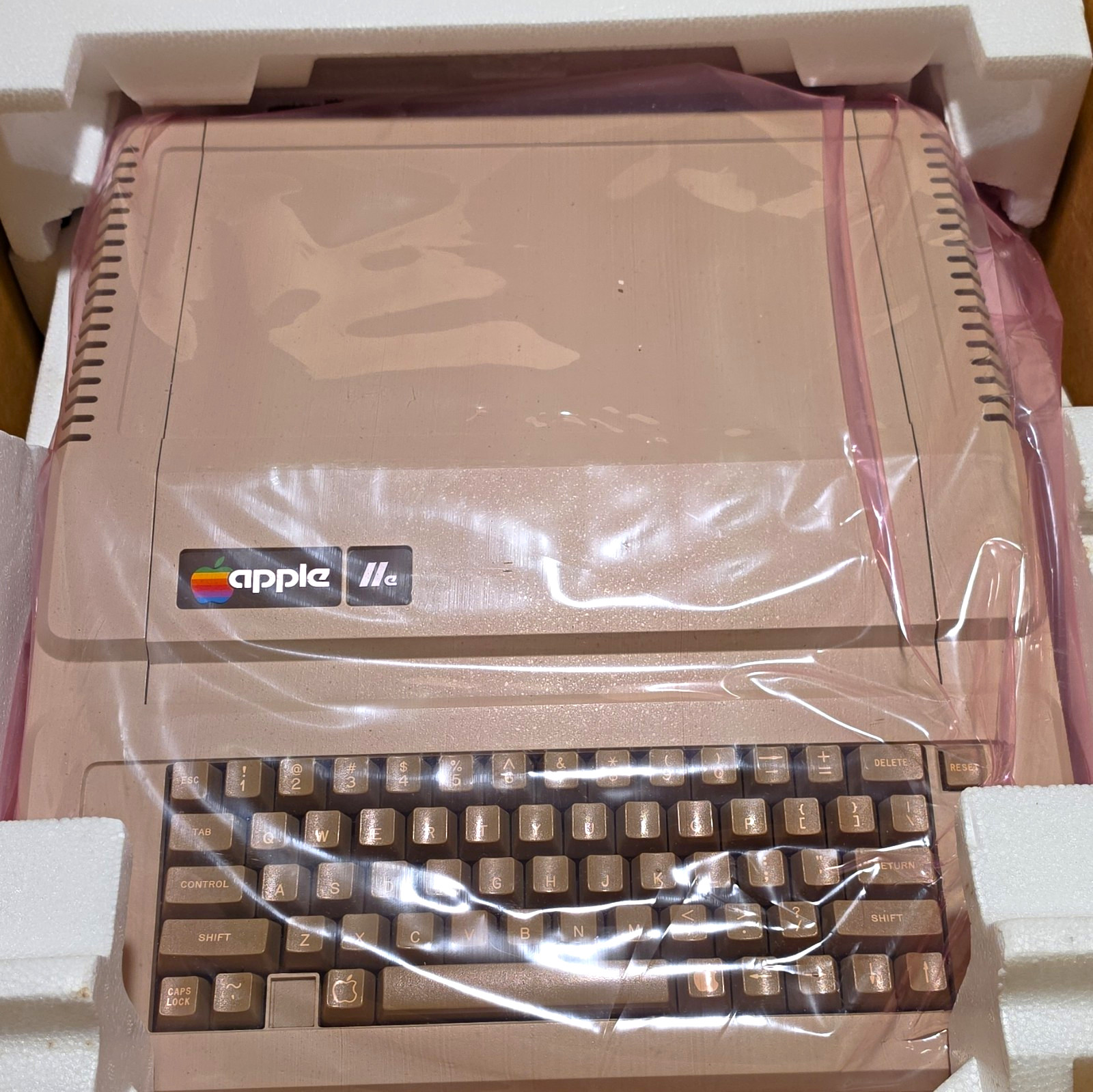 ORIGINAL PACKAGING  Apple IIe Vintage Home Computer Classic Apple IIe Model