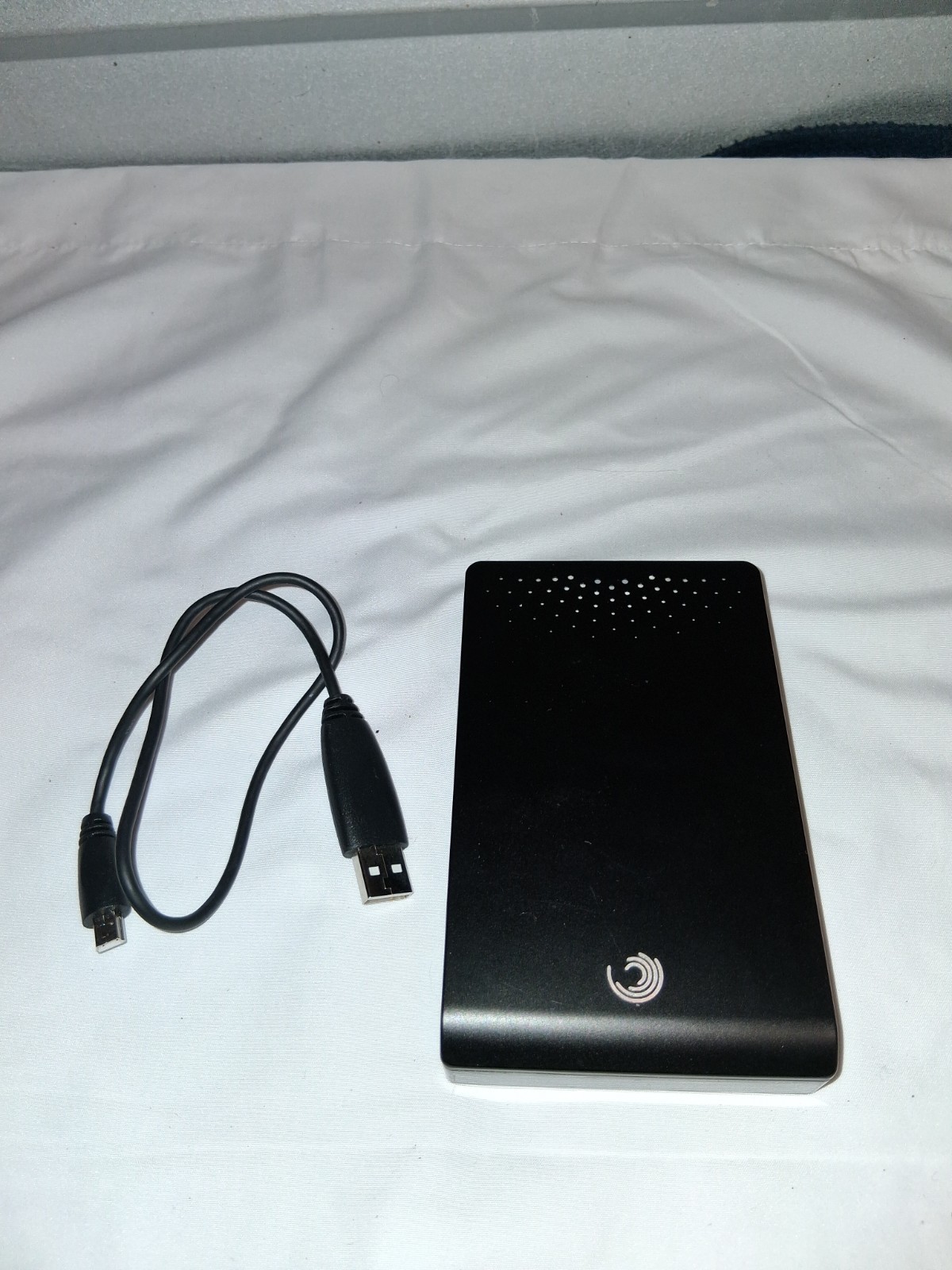 Seagate FreeAgent Go 880GB External USB 2.0 Portable Hard Drive 