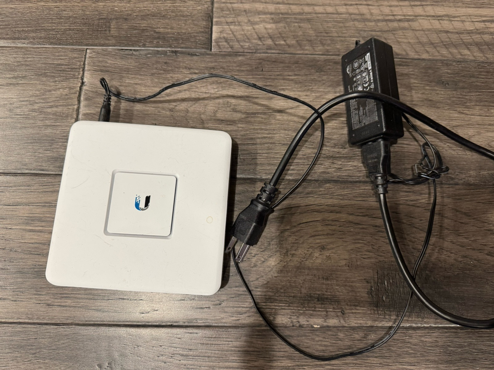 Ubiquiti Networks UniFi Security Gateway (USG)  -- Fully functional