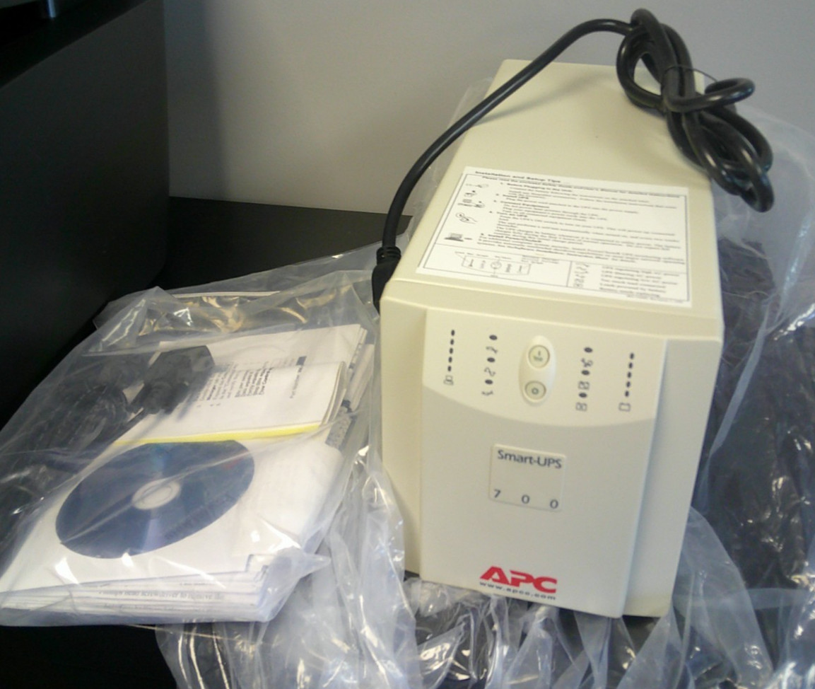 APC Smart-UPS 700VA (SU700X93) 120V – Used with Software & Some Cables