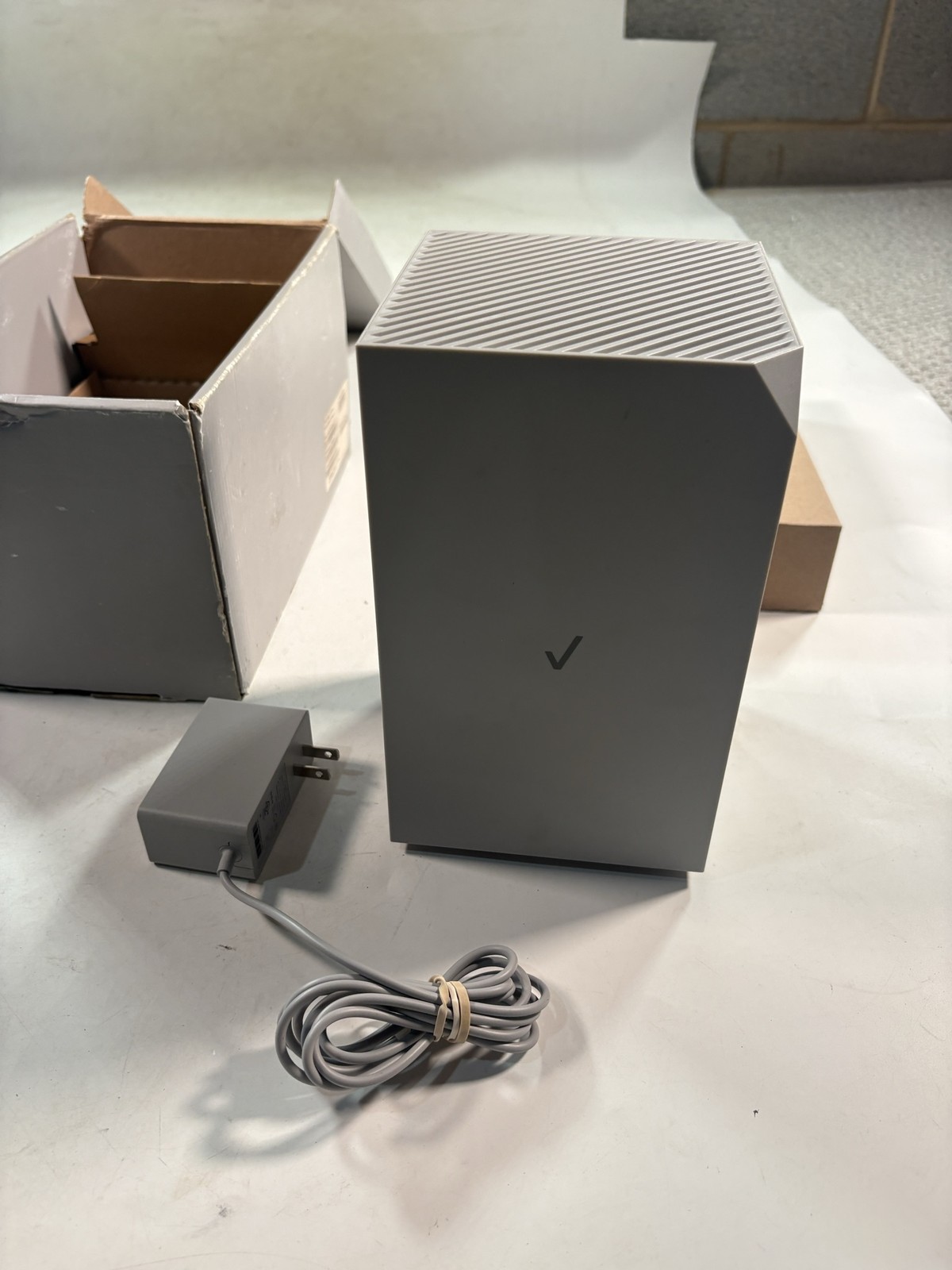 Verizon Internet Gateway Home WiFi Router Gray Ethernet Ports W/ AC Adapter