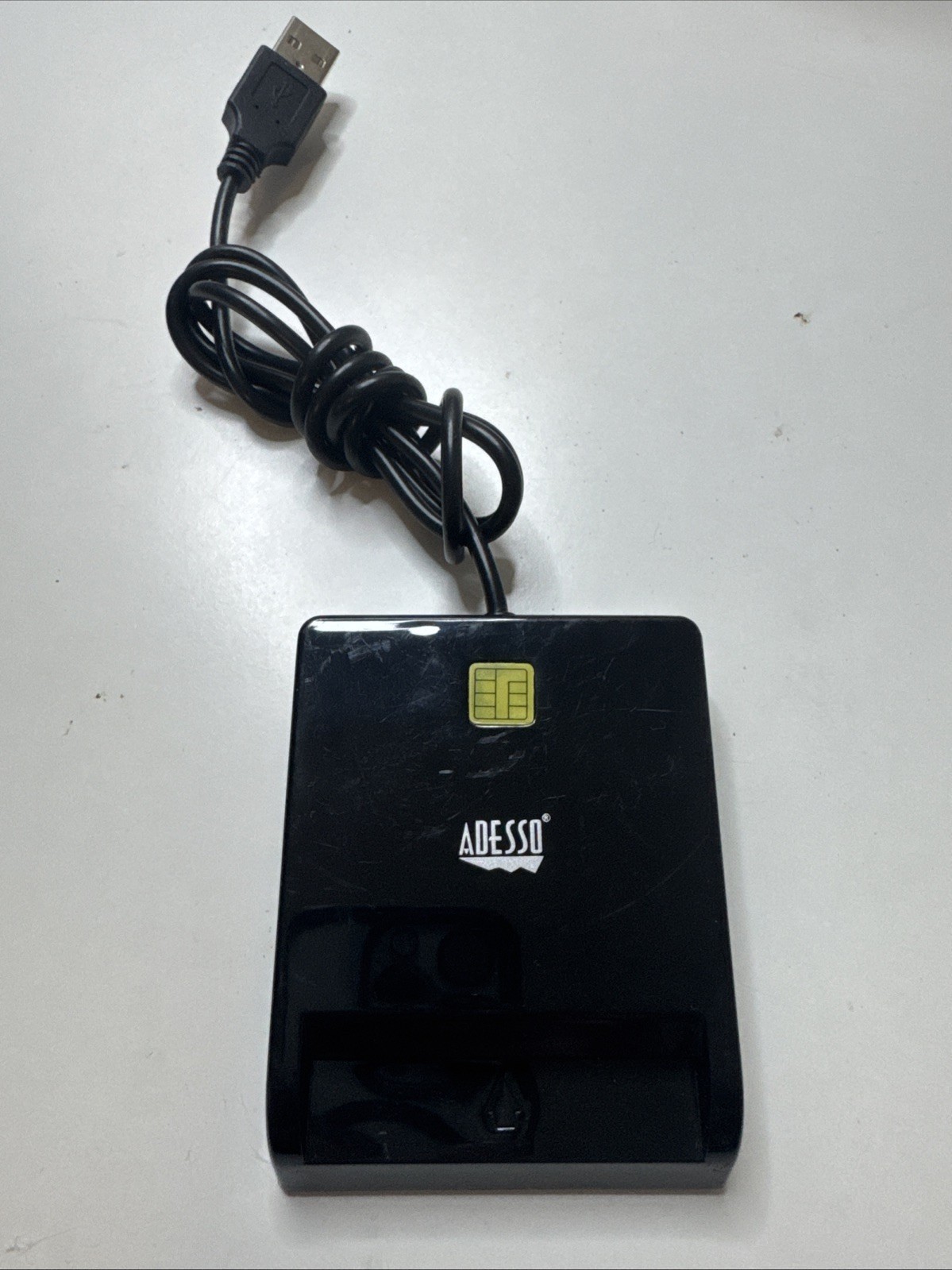 Adesso SCR100 2.5 in. x 3.3 in. x 0.38 in. USB Smart Card Reader Used