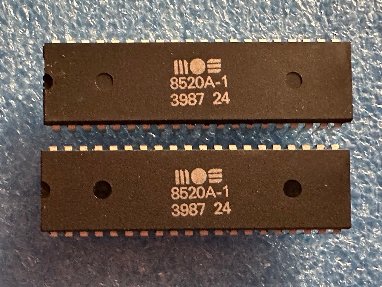 8520A-1 MOS/CSG ODD EVEN (x2) from an AMIGA 500 rev.5 #39 87
