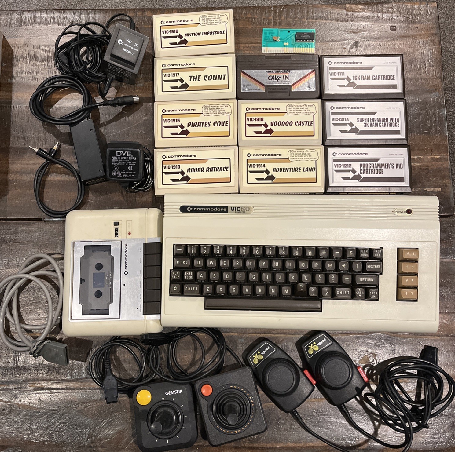 Commodore VIC-20 Computer w/ Cassette Drive C2N, Joysticks, 10 cartridges, PS