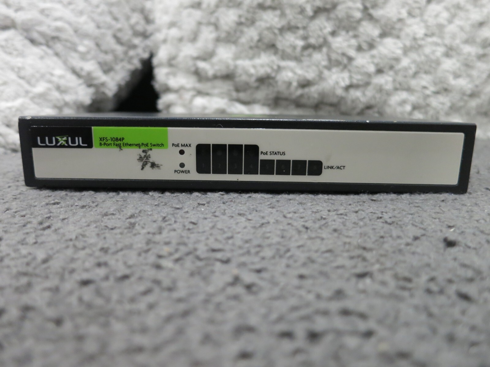 LUXUL 8-Port Fast Ethernet Switch w/ 4 PoE ports - XFS-1084P w/ Power Adapter