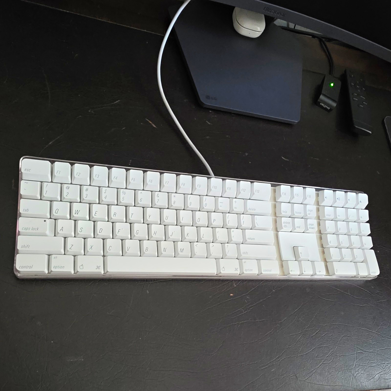 Apple Apple Keyboard USB Wired A1048 Compact White QWERTY Standard English