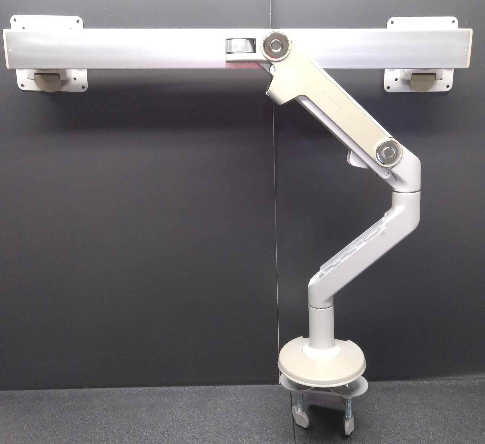 Humanscale M8 Dual Monitor 27" Crossbar Versa Plates, Silver/Gray Has Flaws.