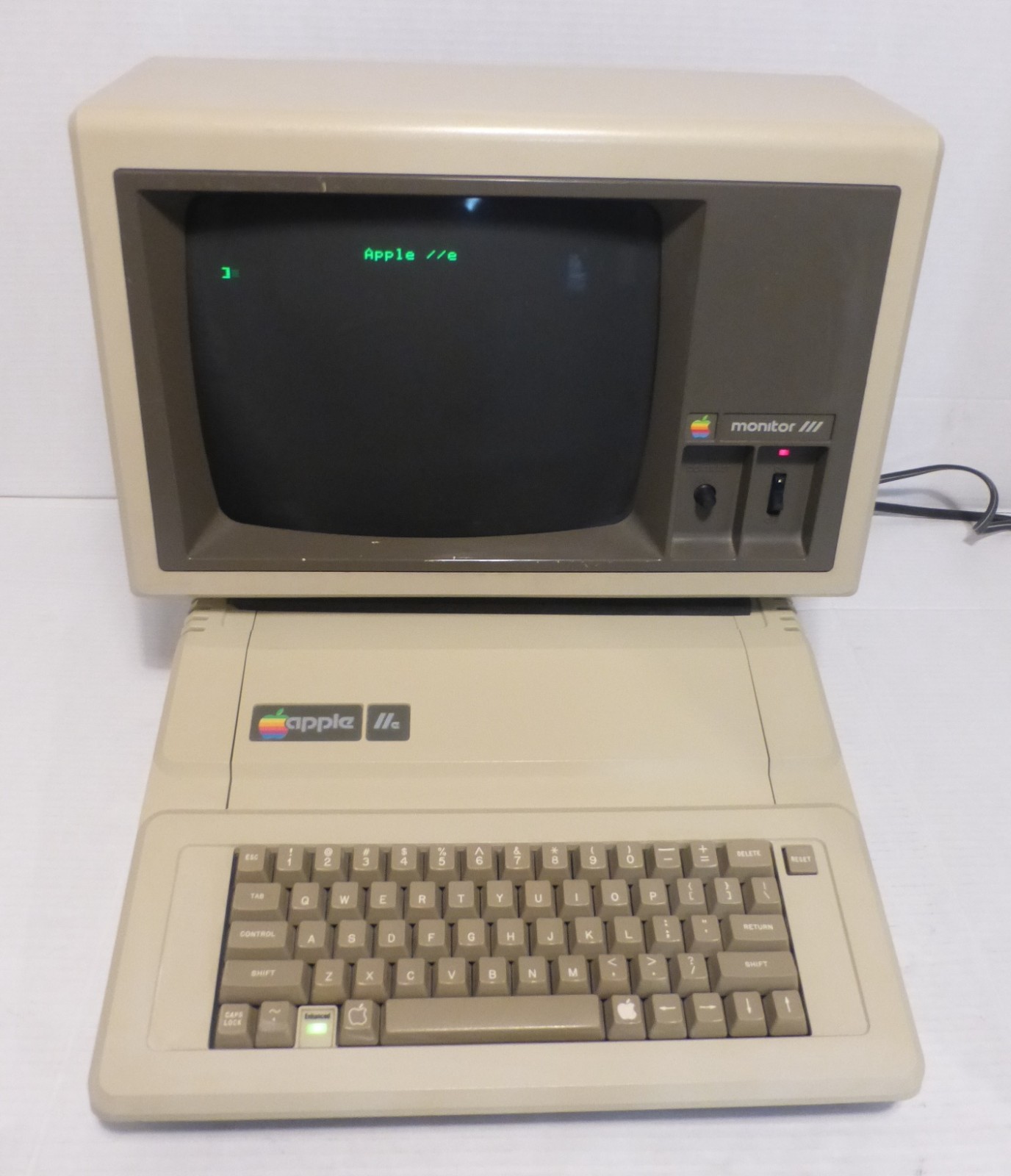 Apple IIe II Enhanced Complete in Original Box Matching Serial plus Monitor III