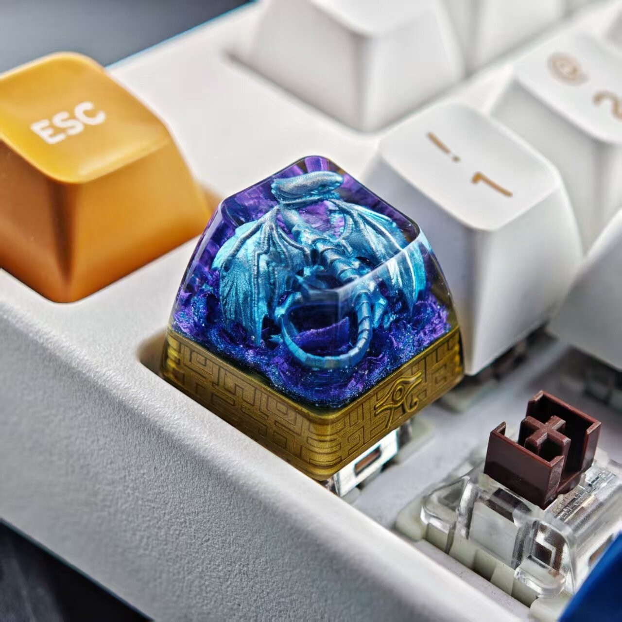 “Yu-Gi-Oh” Blue-Eyed White Dragon Transparent Resin Drip-Coated Keycaps
