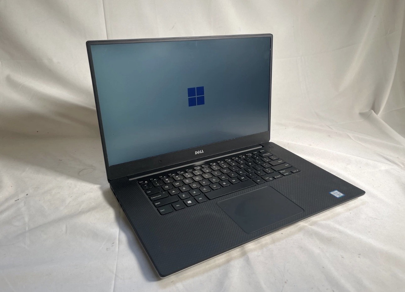 Dell XPS 15 9550 i7-6700HQ 8GB 256GB NVMe SSD 15.6"  with Charger