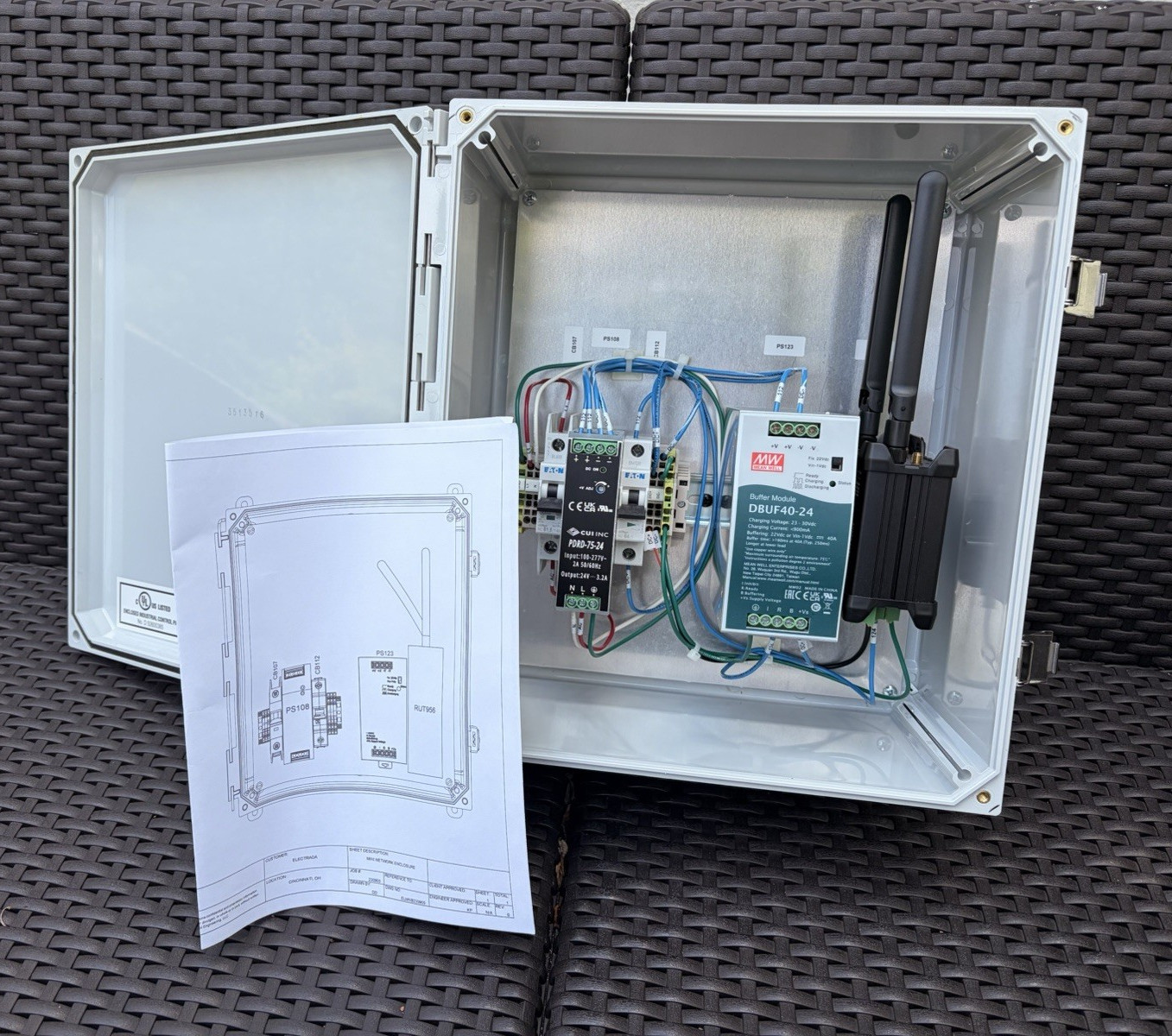 Teltonika RUT956 wireless enclosure