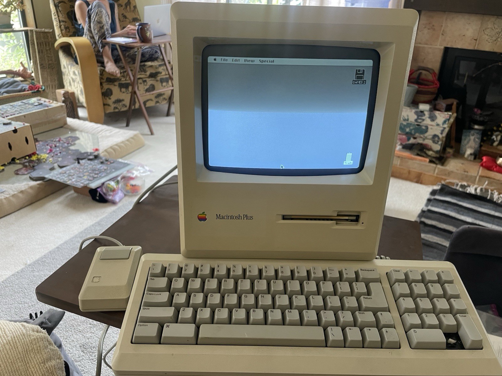 Apple Macintosh Plus 1MB (M0001A) – Original Keyboard & Mouse – Boots Great