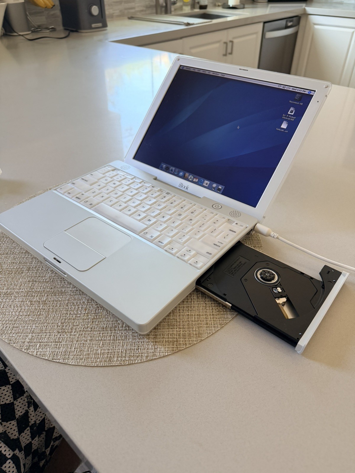 Apple iBook G3 Laptop Computer 2001 