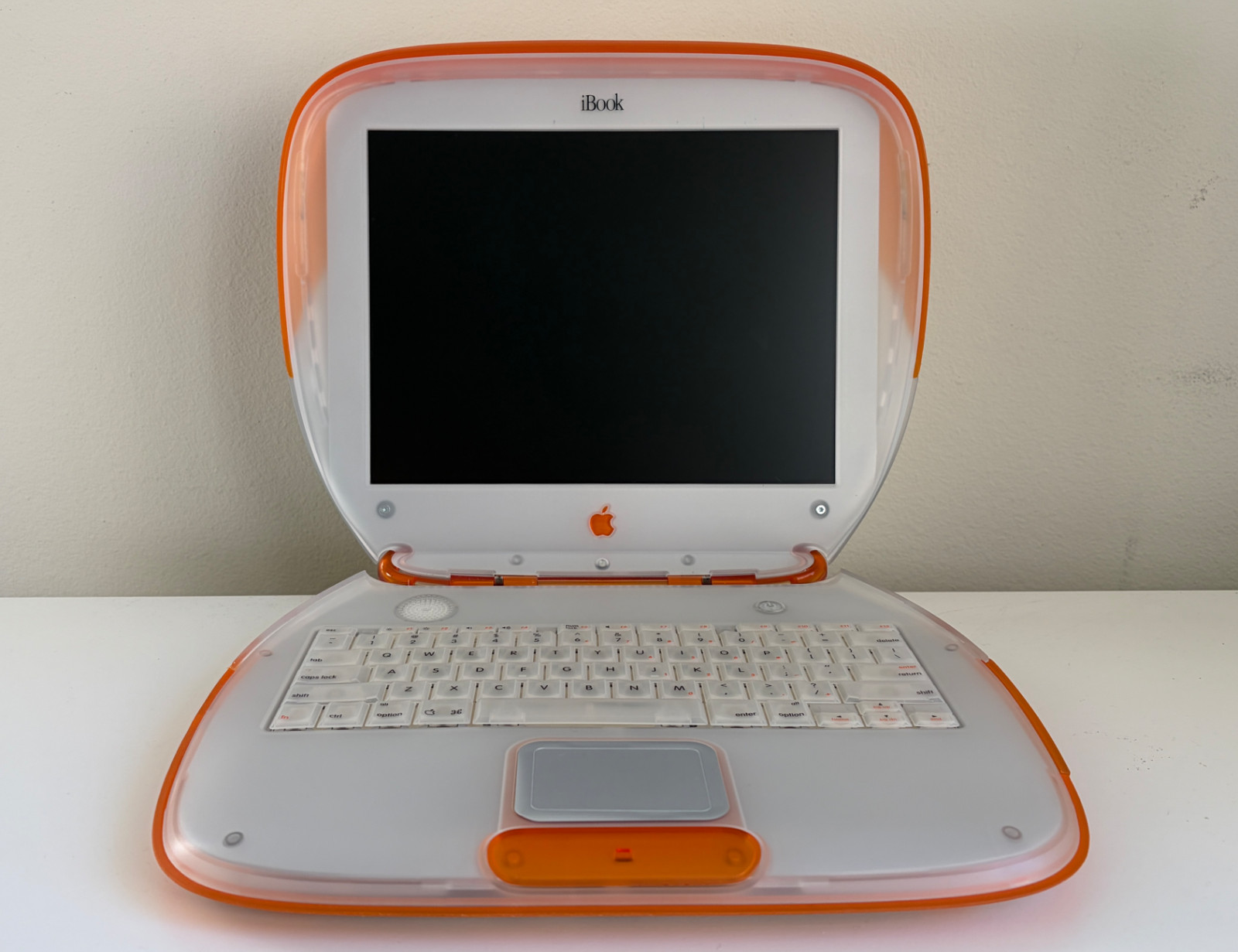 Apple iBook G3 Clamshell Tangerine 300MHz 288MB RAM 60GB HDD Mac OS 9.0