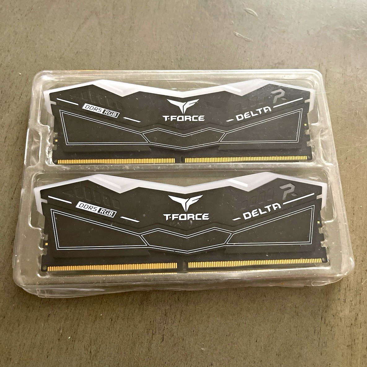 TEAMGROUP T-FORCE DELTA RGB 16GB (2x8GB) DDR5 6000 288-Pin DIMM ECC