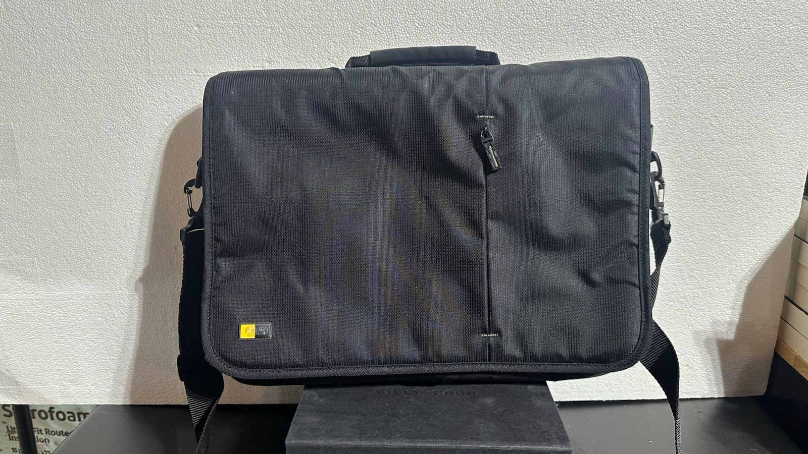 Case Logic 15 in Laptop Shoulder/Messenger Bag Padded Nylon Black Solid