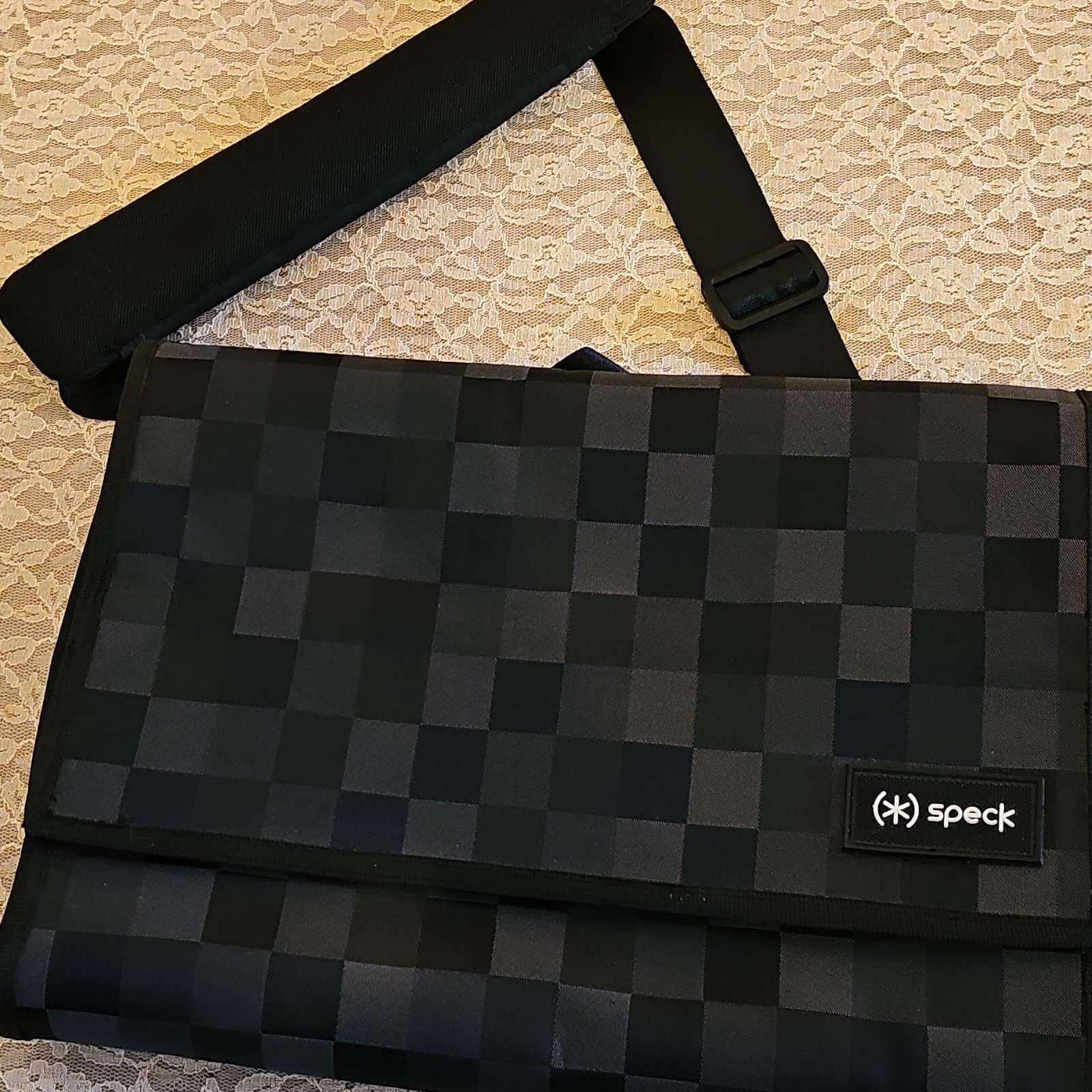 Speck Checkered Shoulder/Messenger Bag Padded Adjustable Strap Black/Green