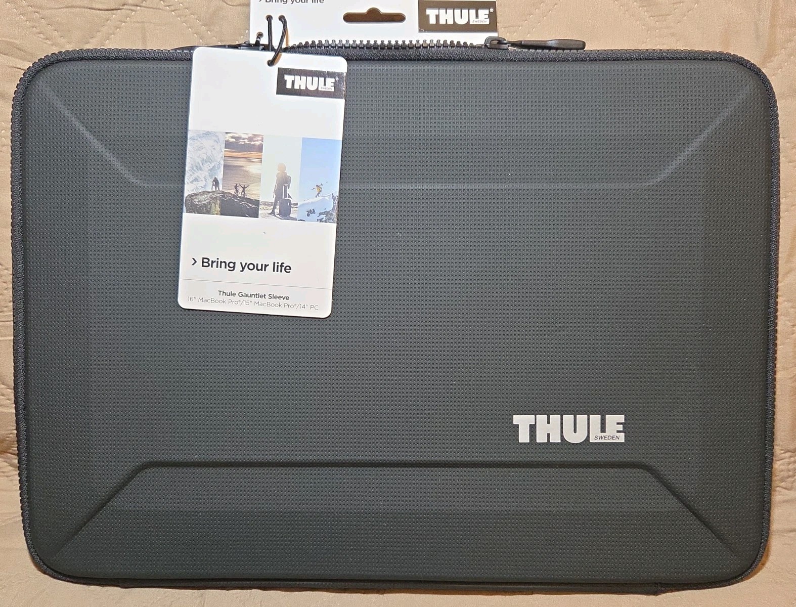 Thule Gauntlet Sleeve Black For Macbook Pro 16"/Macbook Pro 15"/ 14" PC NEW*Dent