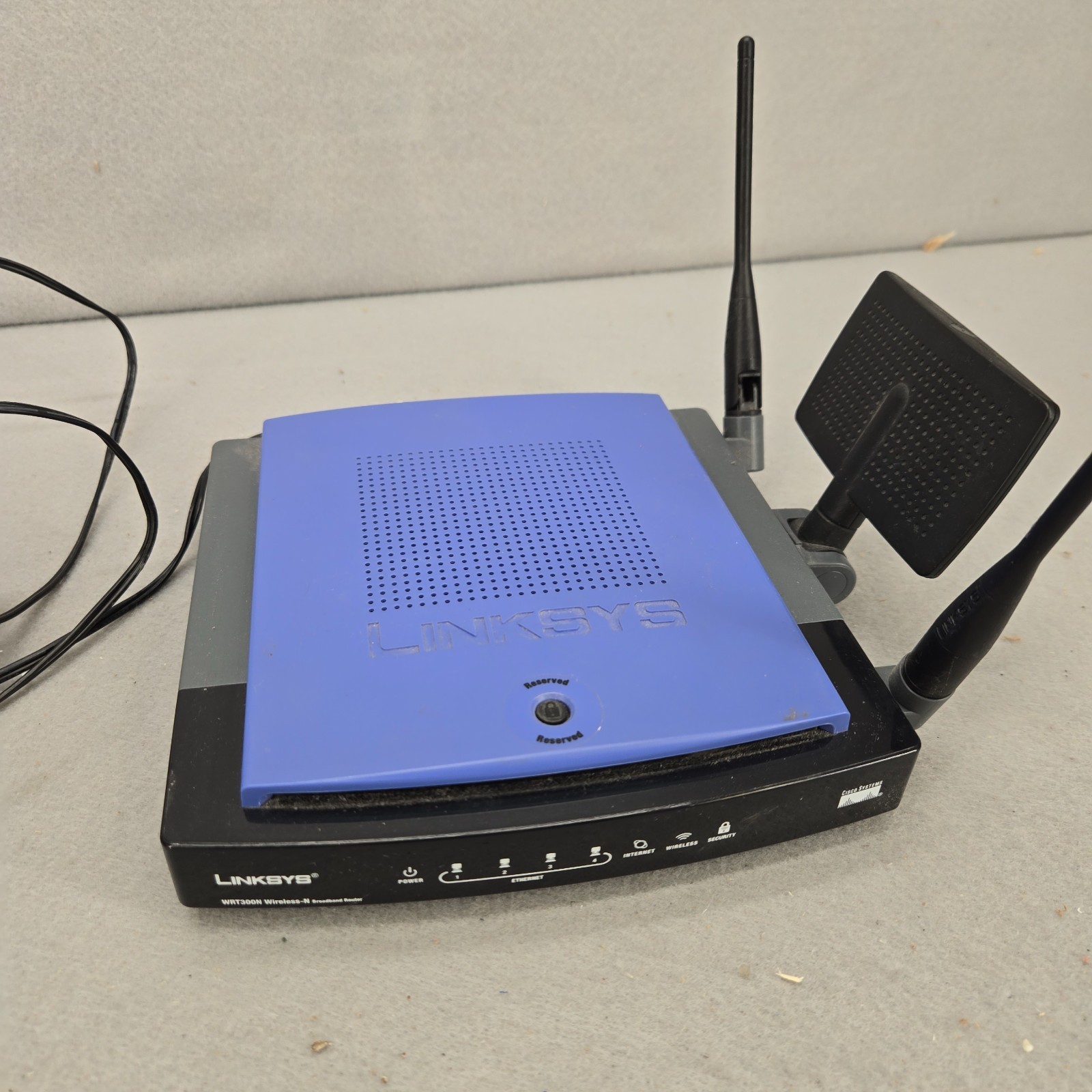 LINKSYS WRT300N WIRELESS N BROADBAND ROUTER w Power cable