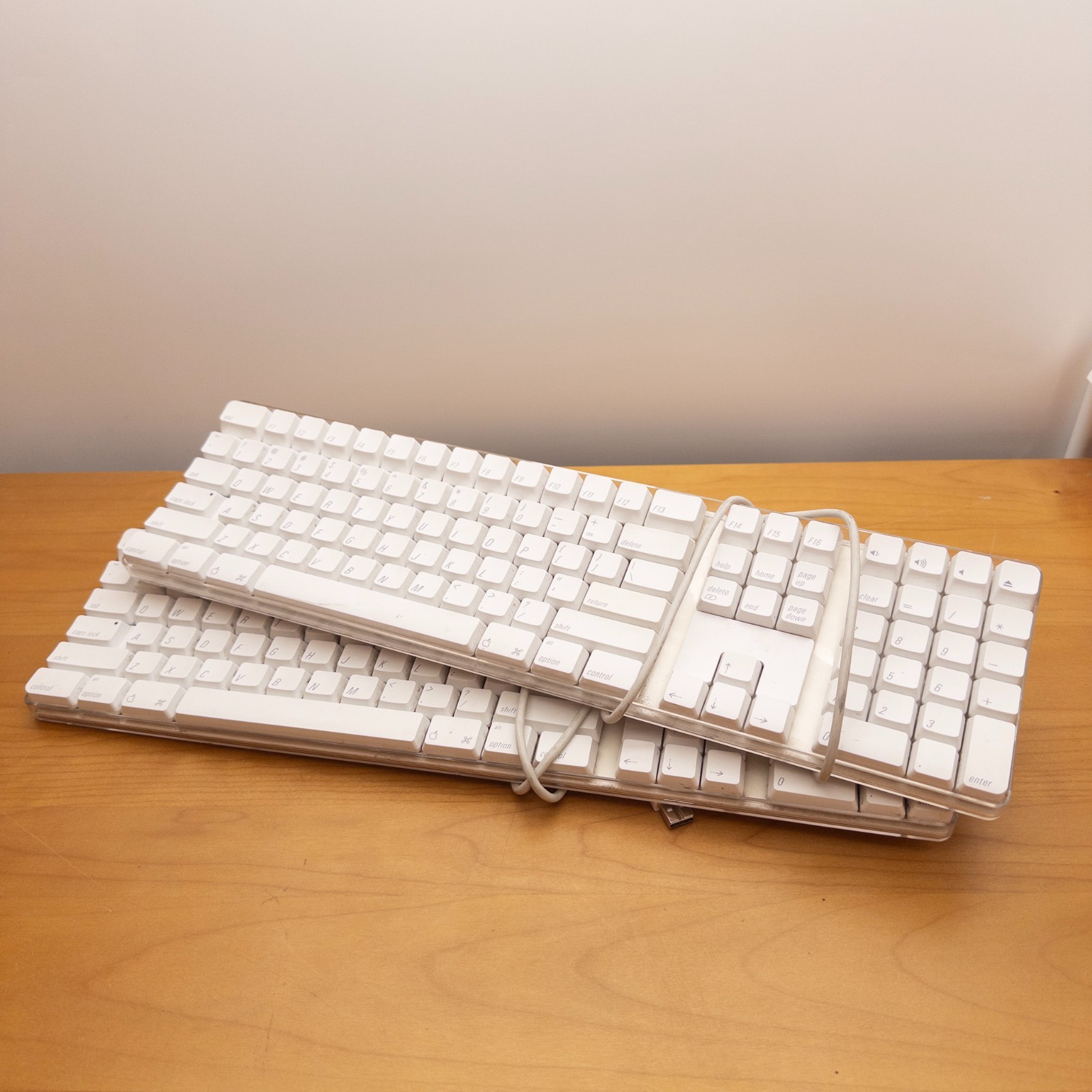2 Genuine Apple Mac A1048 White Wired Full Size Keyboards
