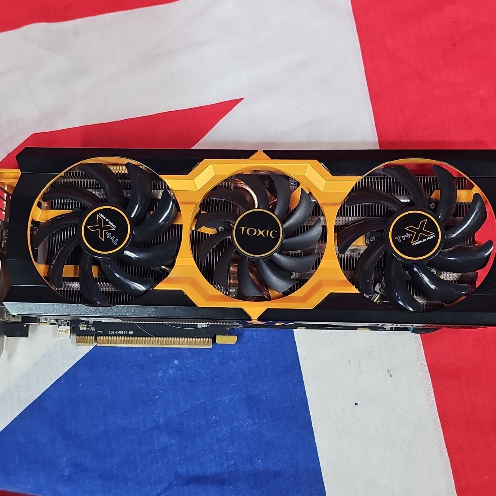 SAPPHIRE R9 270X TOXIC Triple Fan AMD Radeon Graphics Card PCIe x16
