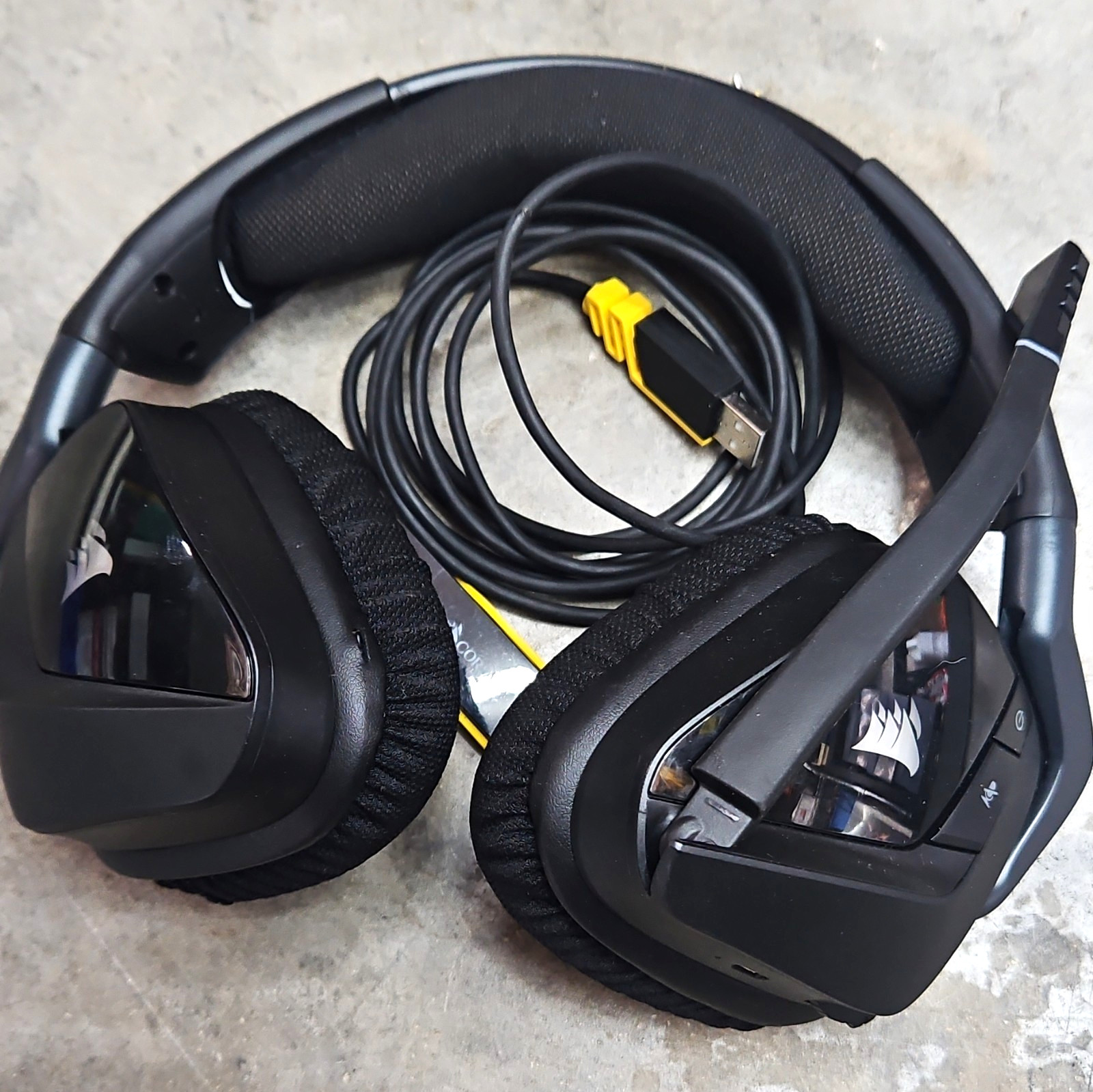 Corsair VOID PRO RGB Wireless RF Over-Ear Gaming Headset Boom Mic Black/Yellow