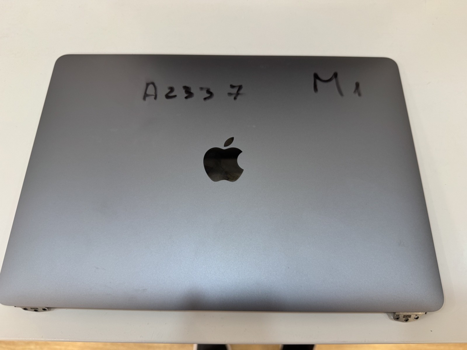APPLE Macbook Air 13Inch M1 A2337, LCD Faulty Display for parts.