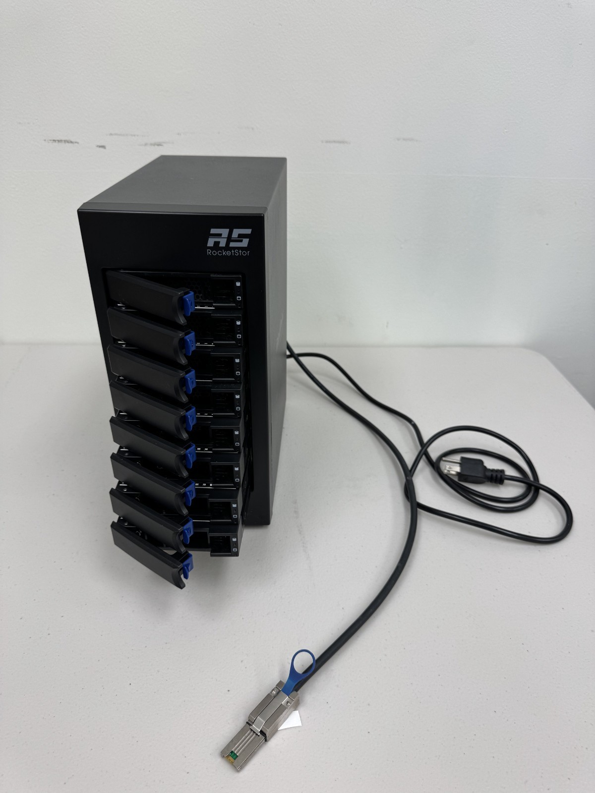 HighPoint RocketStor 8-Bay 3.5"/2.5" SAS SATA Hot-Swap Tower Enclosure Mini-SAS 