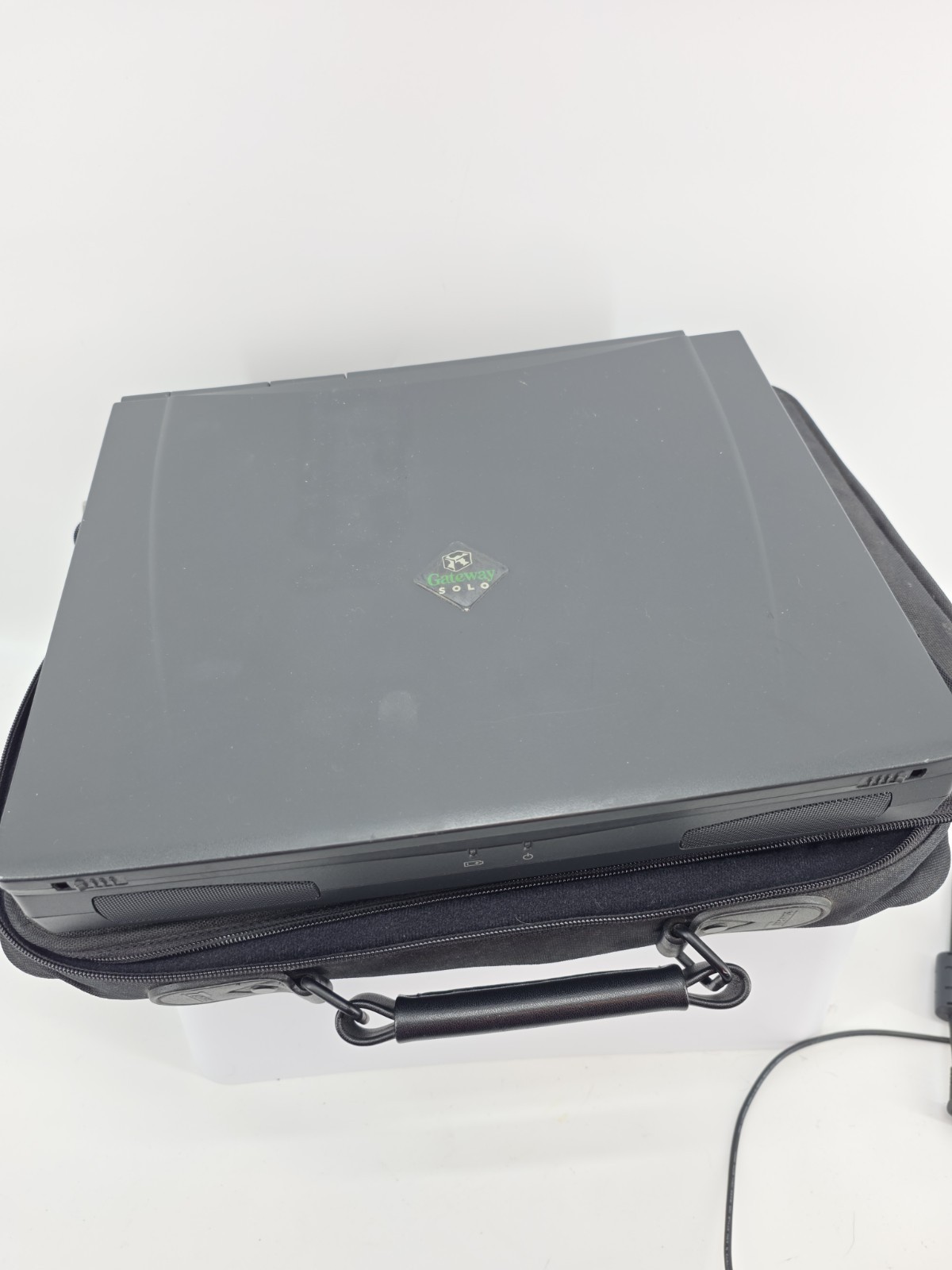 Vintage AS IS Gateway Solo2150 Laptop WIN98 XP Powers On Solo 2150 Manuals Bag