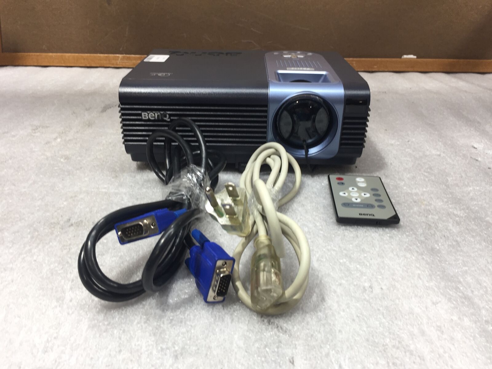 BenQ DLP Home Theater Projector w/ case and cables 1235 Lamp Hours TESTED