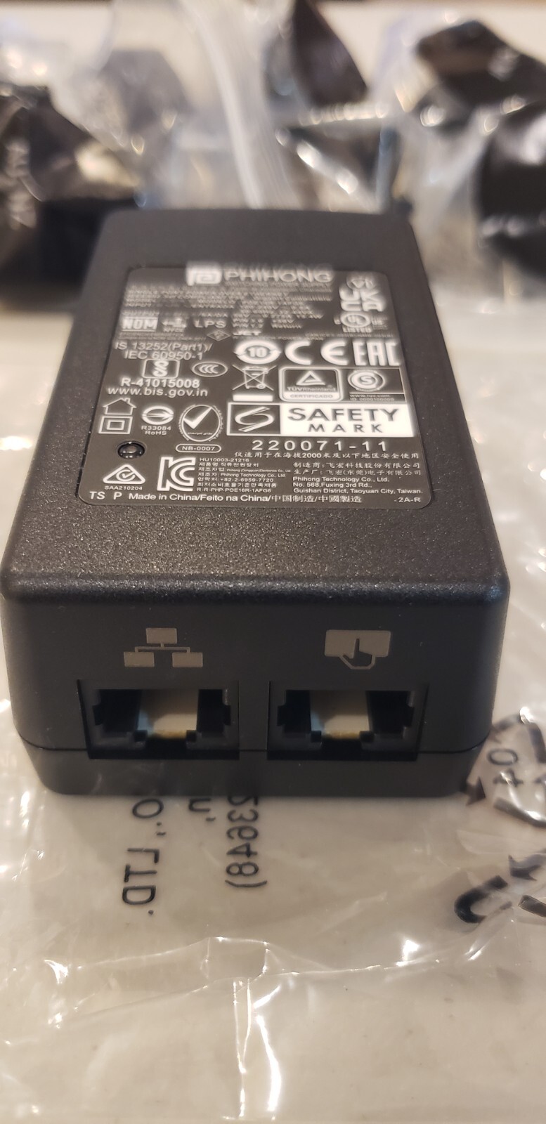 Neat Pad PoE Injector POE16R-1AFG6-2AR