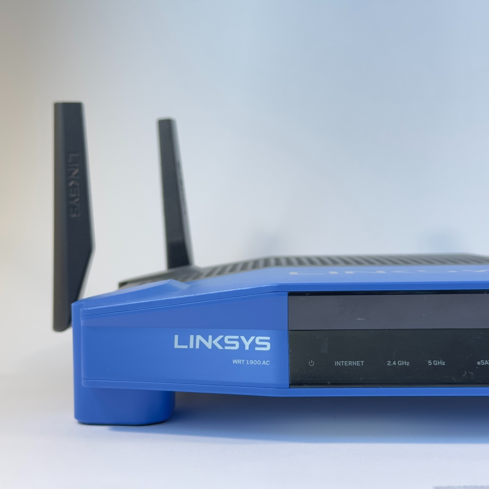 Linksys WRT1900AC 1300 Mbps 4 Port Dual-Band Wi-Fi Router