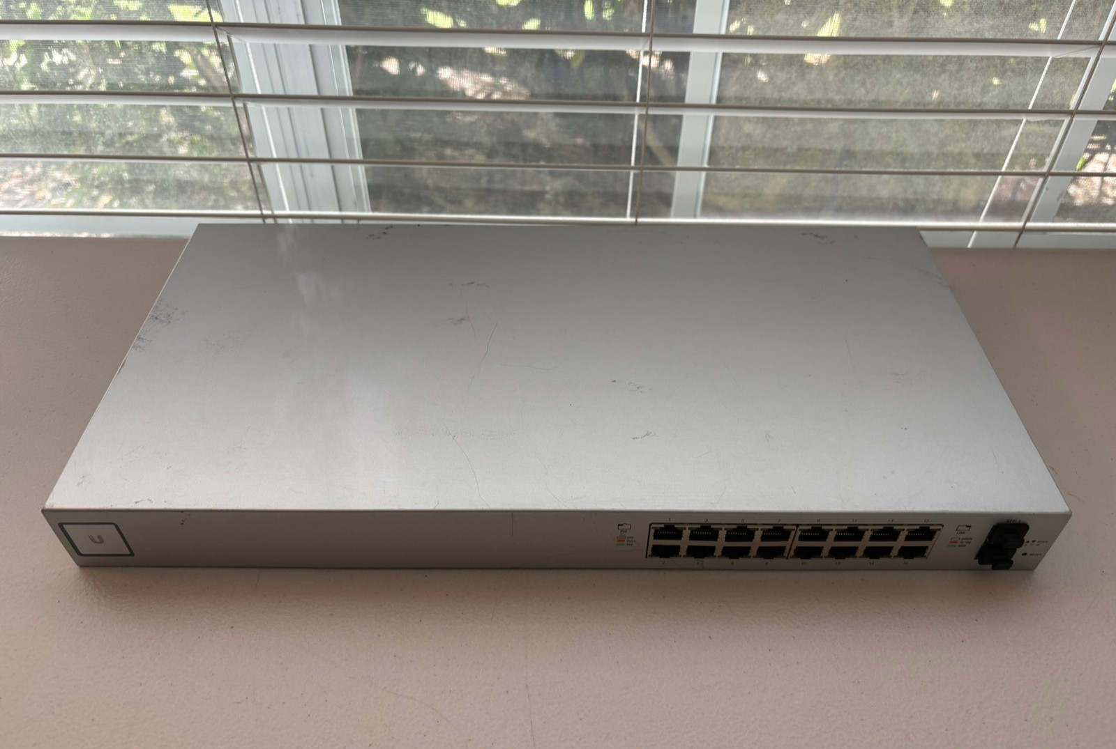 Ubiquiti Networks UniFi Managed PoE+ 16-Port Gigabit Switch (US-16-150W) Scuffs