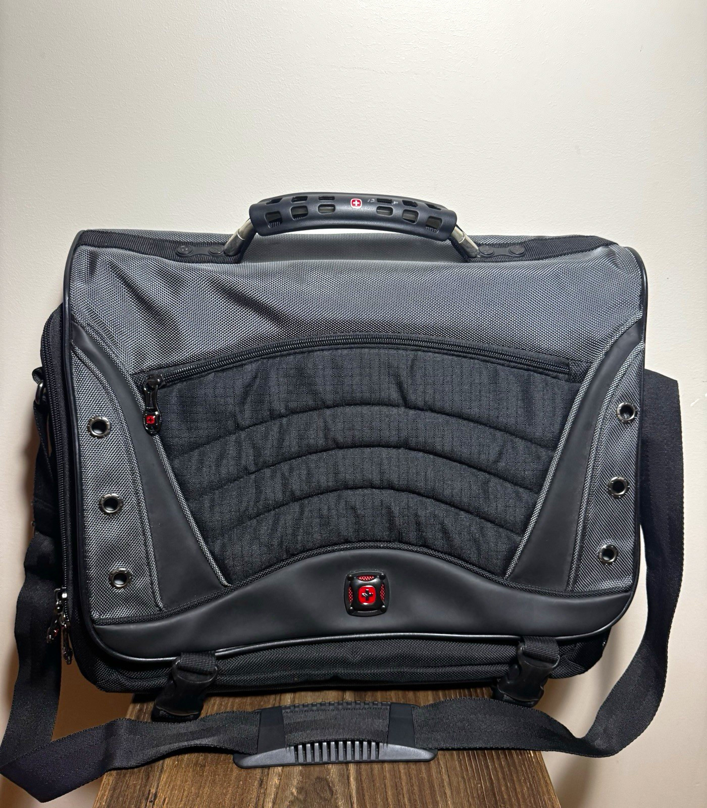 Wenger SwissGear Saturn Laptop Messenger Bag 17” Gray Black Briefcase CLEAN