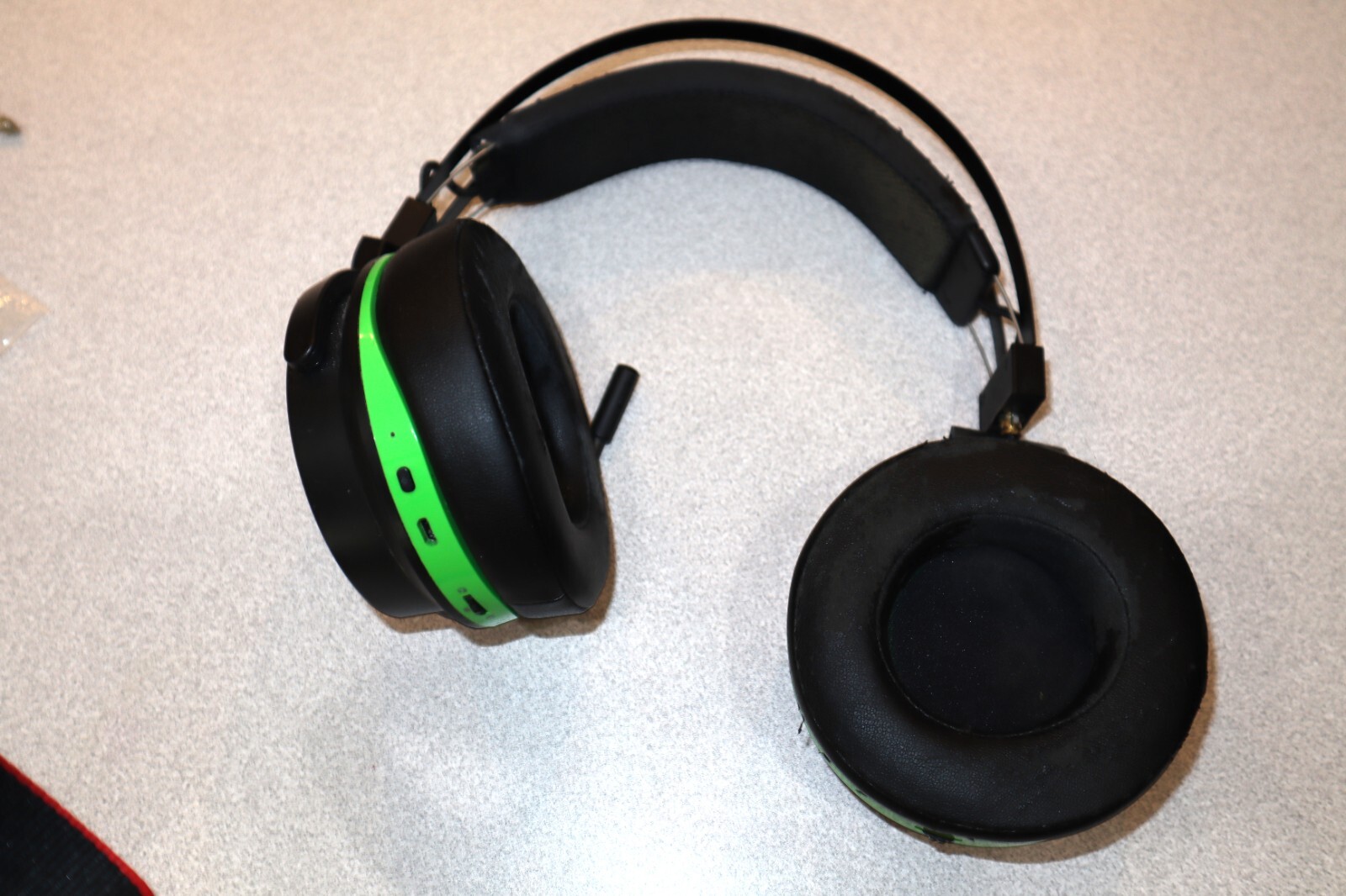 Razer Thresher Ultimate Black/Green Over the Ear Headsets - Works but Broken