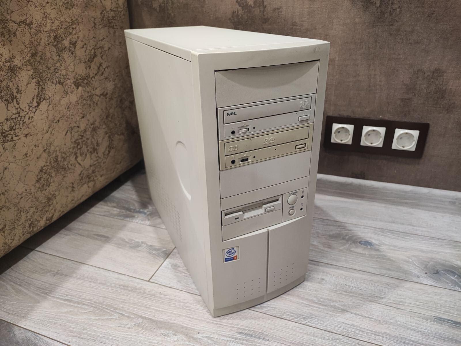 Vintage PC Intel D850MD/P4 1.8GHz/512Mb/HDD40Gb/Radeon 7200 AGP/DWD/CD/ATX/300W