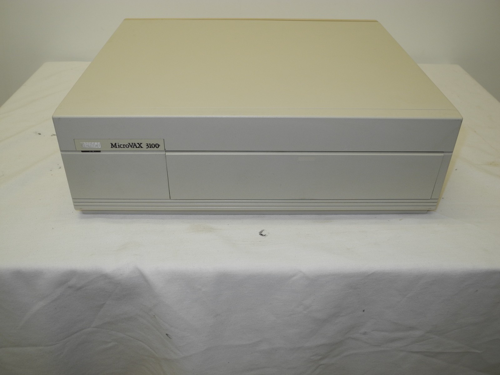 DEC DV-31BTB-A MICROVAX 3100 MOD 20, 16MB RAM, KA41-A CPU, RZ23L 121MB HDD 