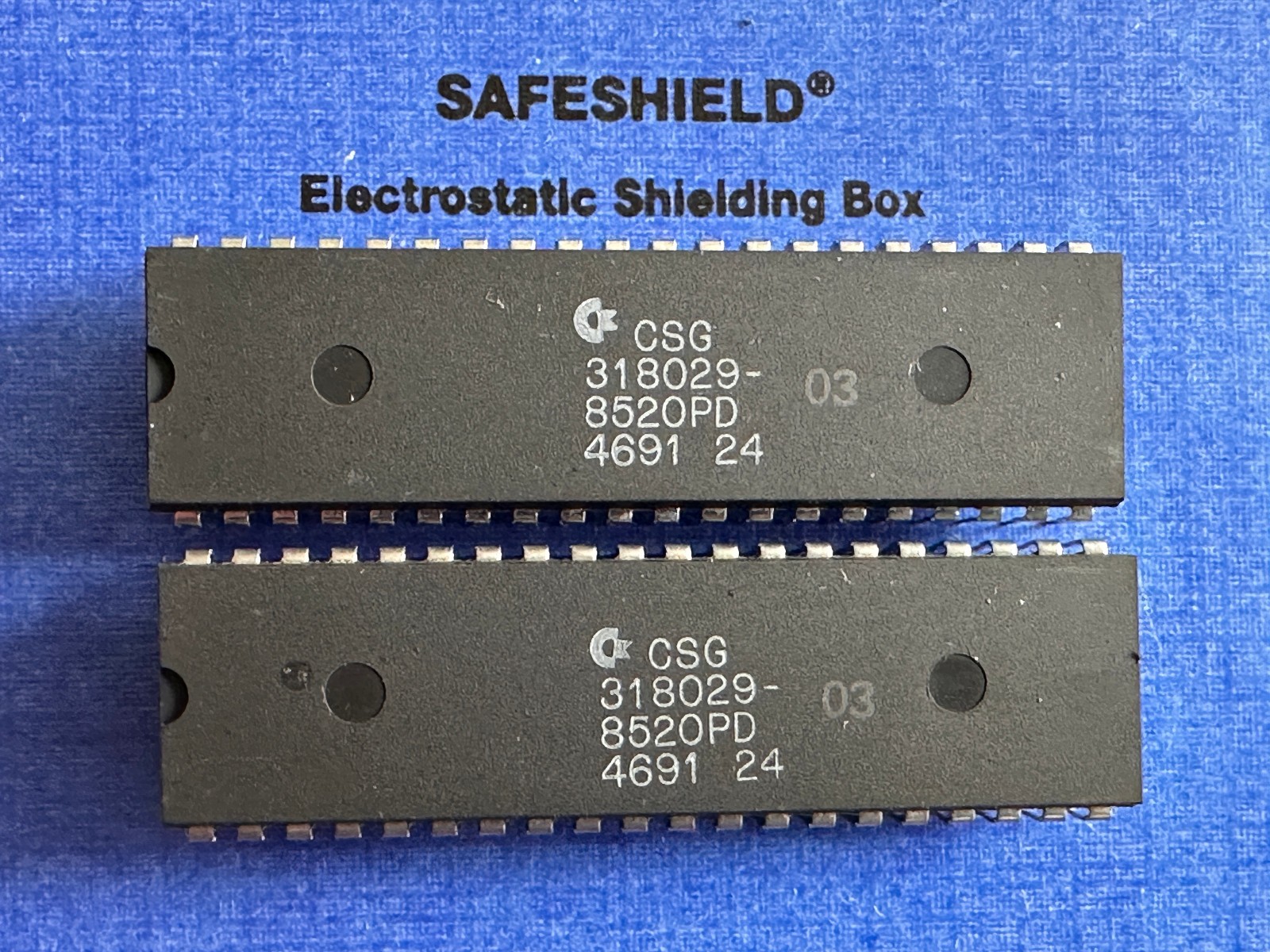 8520PD MOS/CSG ODD EVEN (x2) from an Amiga 500 rev.6A... #46 91