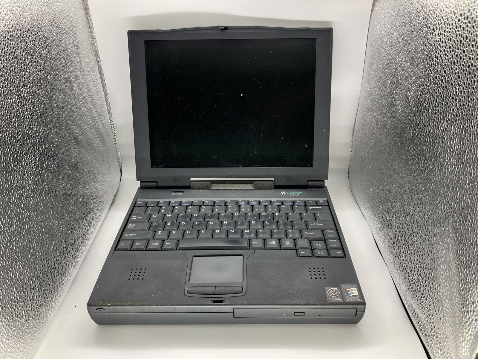 Gateway Solo 2500 Vintage Laptop Celeron 333 4GB HD 128MB  untested, sold as is