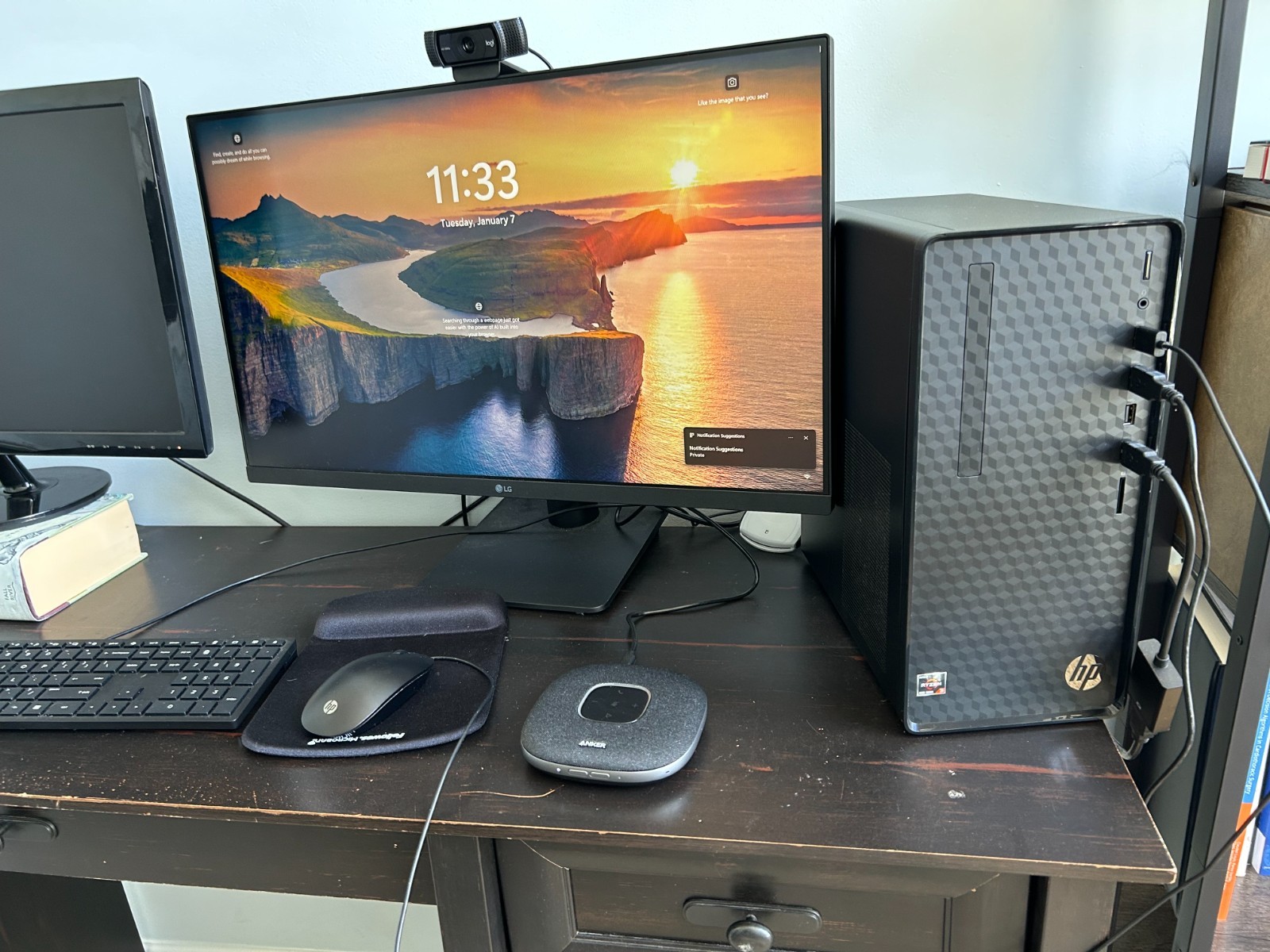 HP Desktop computer (AMD Ryzen 3 - 8GB Memory - 256GB SSD) and LG 27' Display