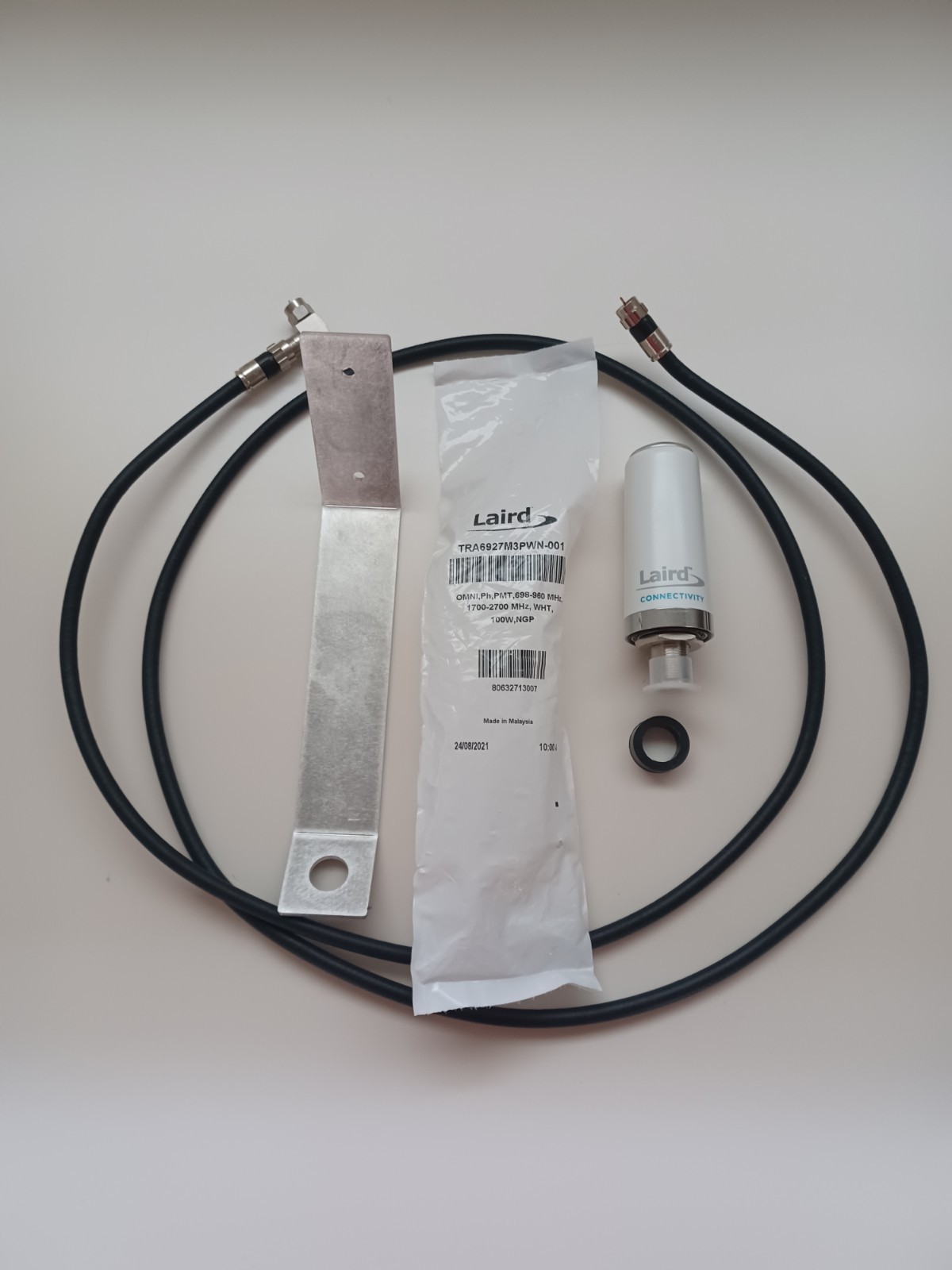 Laird Antenna TRA6927M3NW-001 | - 3G/4G-LTE  With mount, hardware and cable. New