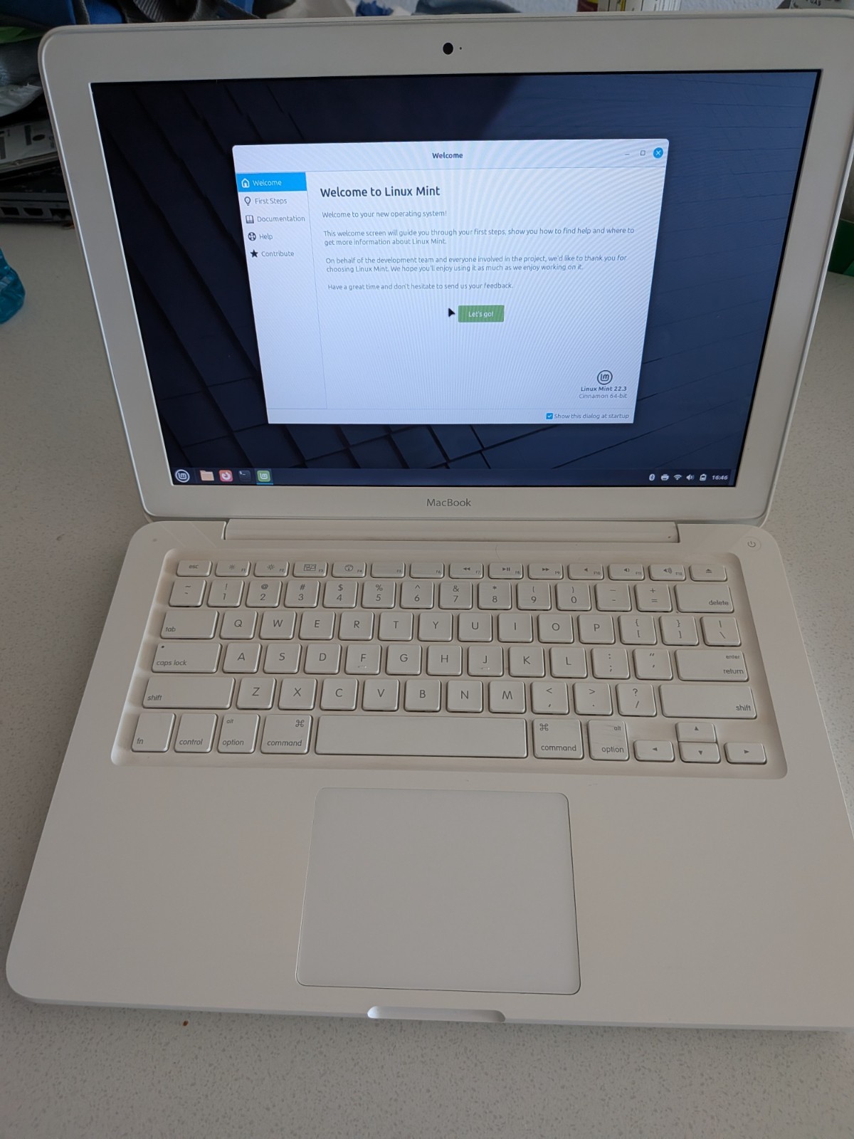 Apple MacBook 2.26ghz A1342 13” 4GB 120GB SSD LINUX MINT - GREAT CONDITION