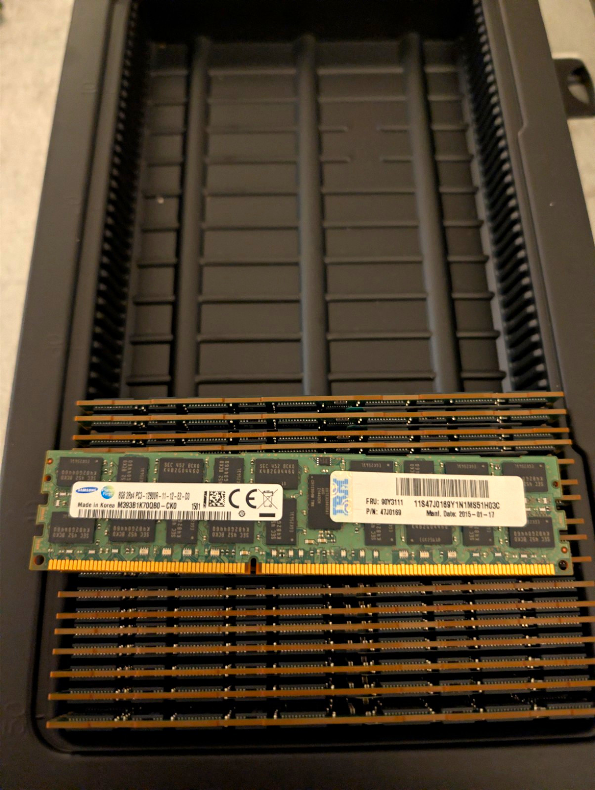 Samsung 144 GB (18x8GB) DDR3 PC3L-12800R 2Rx4 ECC Reg DIMM 240-Pin M393B1K70QB0