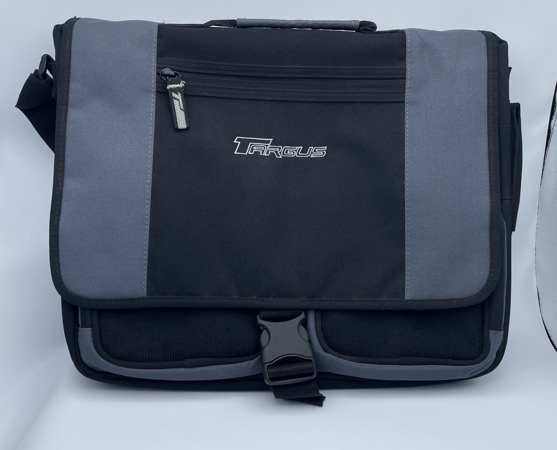 Targus 15” Shoulder Laptop Messenger Bag with lots of storage in great condition